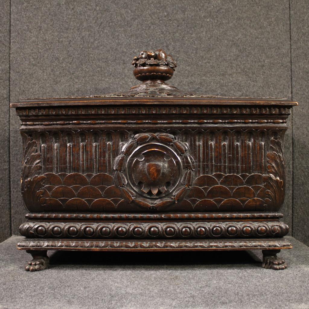 Early 20th Century 20th Century Carved Wood Italian Small Trunk, 1920 in vendita