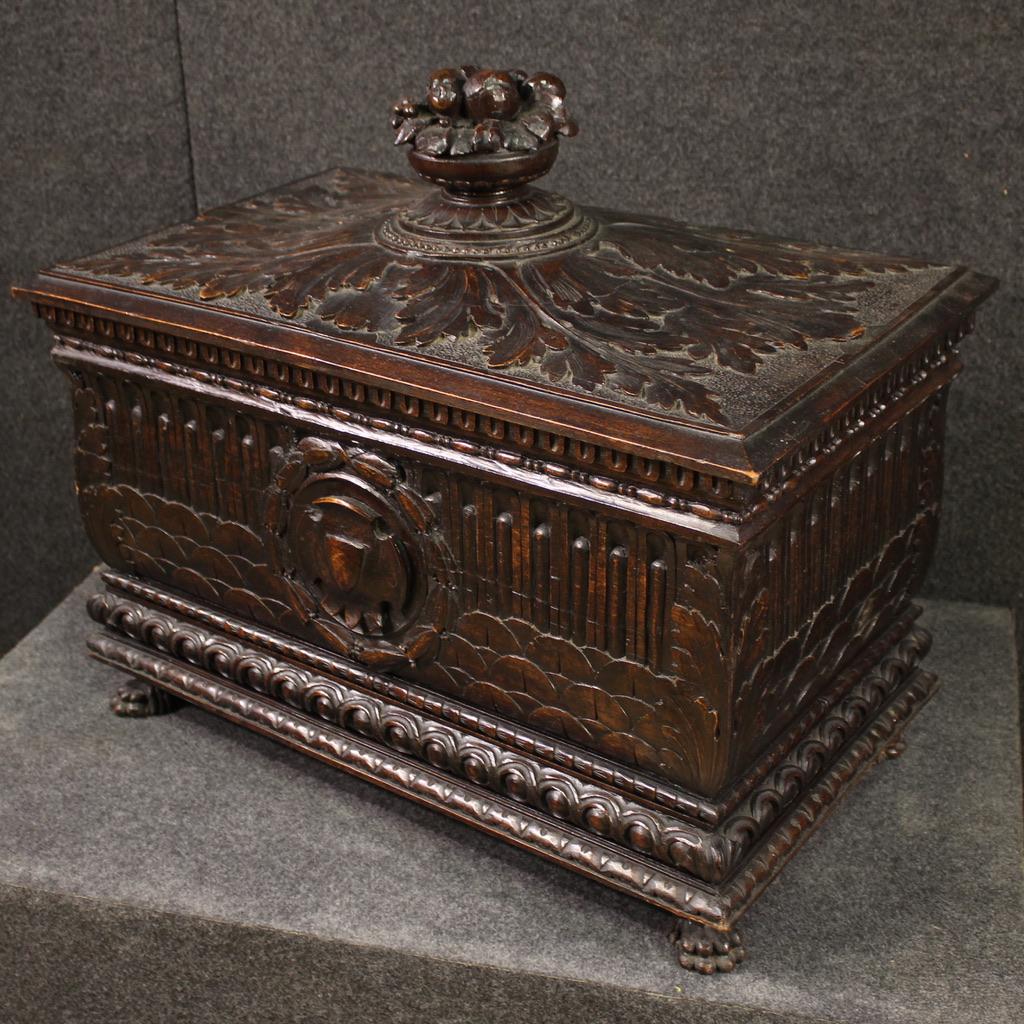 Legno 20th Century Carved Wood Italian Small Trunk, 1920 in vendita