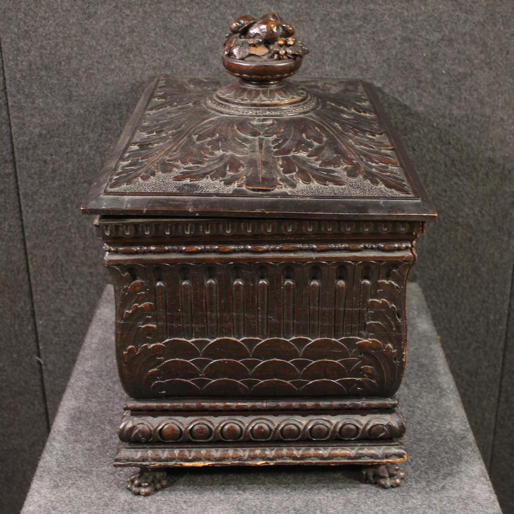 20th Century Carved Wood Italian Small Trunk, 1920 in vendita 1