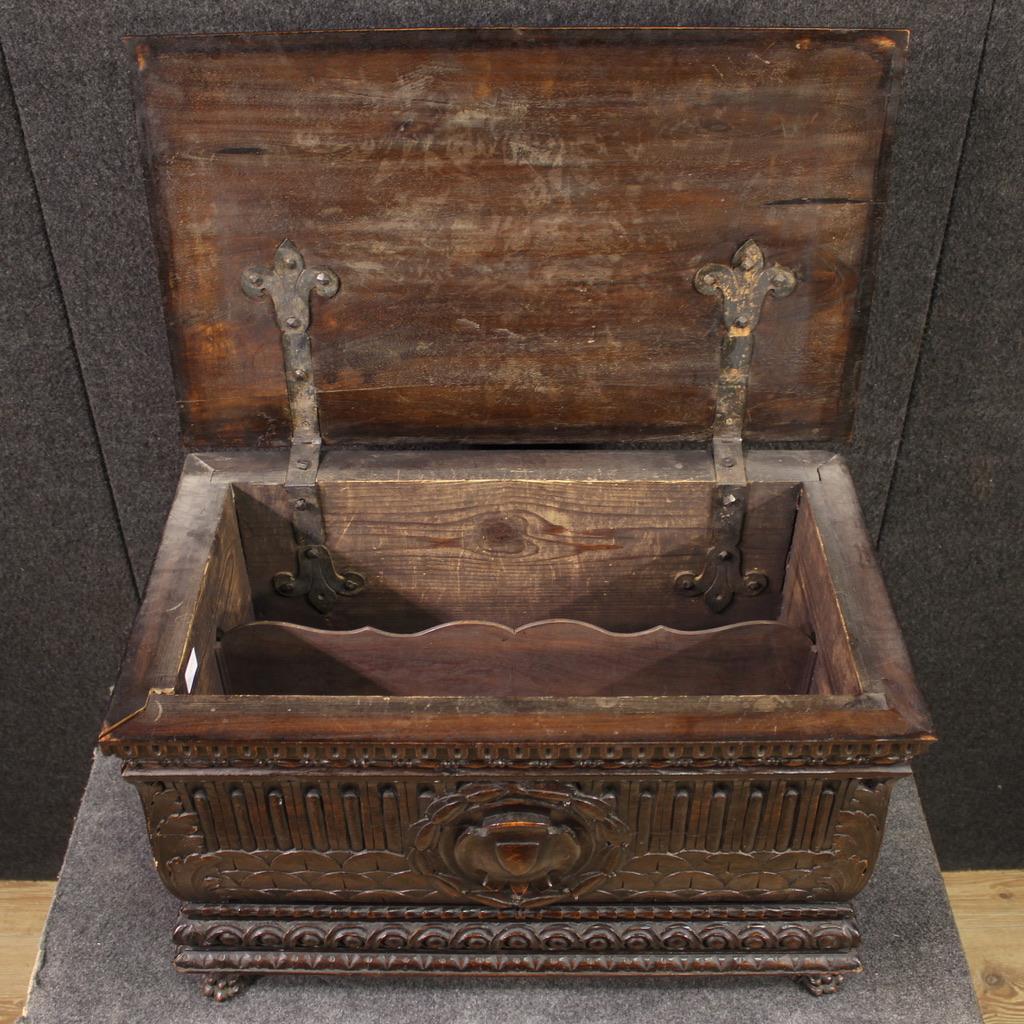 20th Century Carved Wood Italian Small Trunk, 1920 in vendita 2