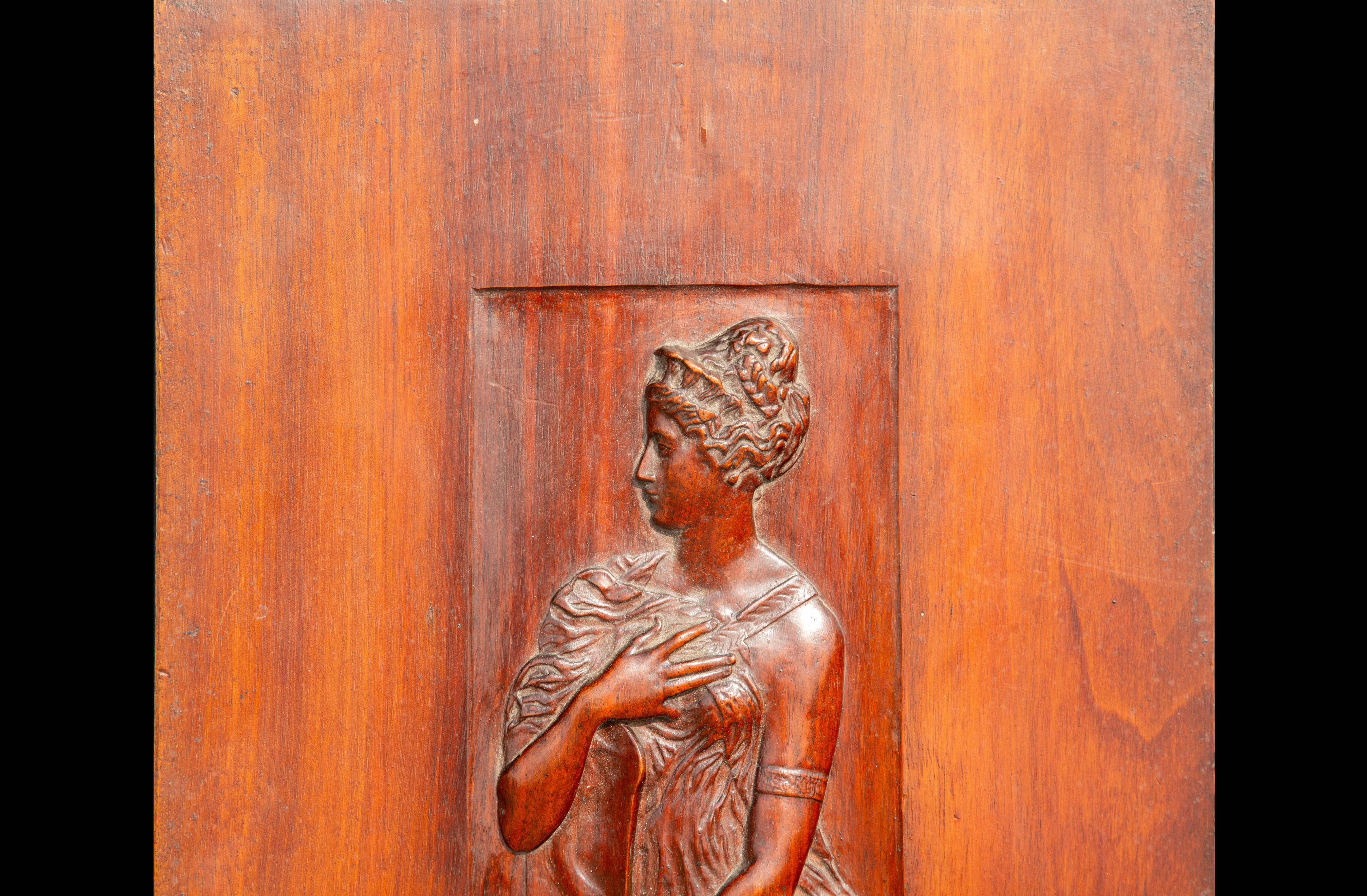 Panneau en bois sculpté du début du 20e siècle représentant une femme classique.