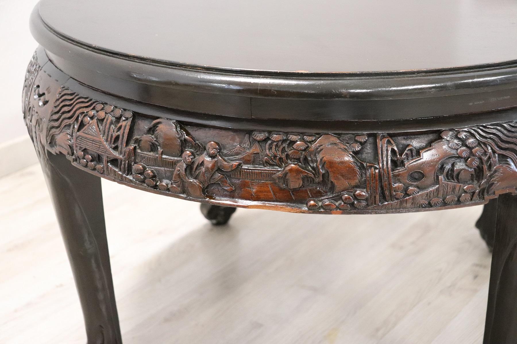 Early 20th century English beautiful round large sofa table. Made carved wood with refined chinoiserie decoration. Particular very elegant legs.
 