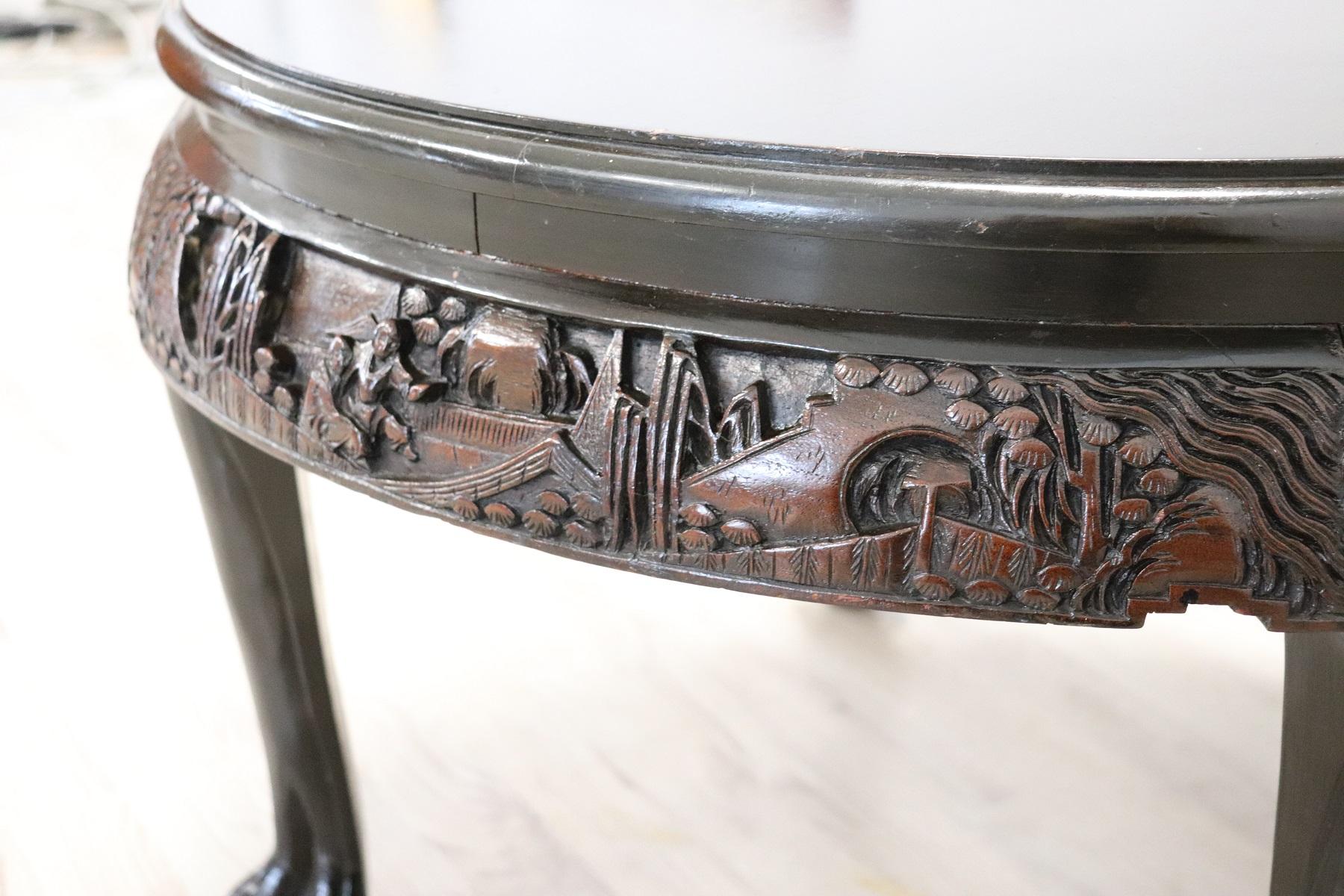 English 20th Century Carved Wood Round Sofa Table with Chinoiserie Decoration For Sale