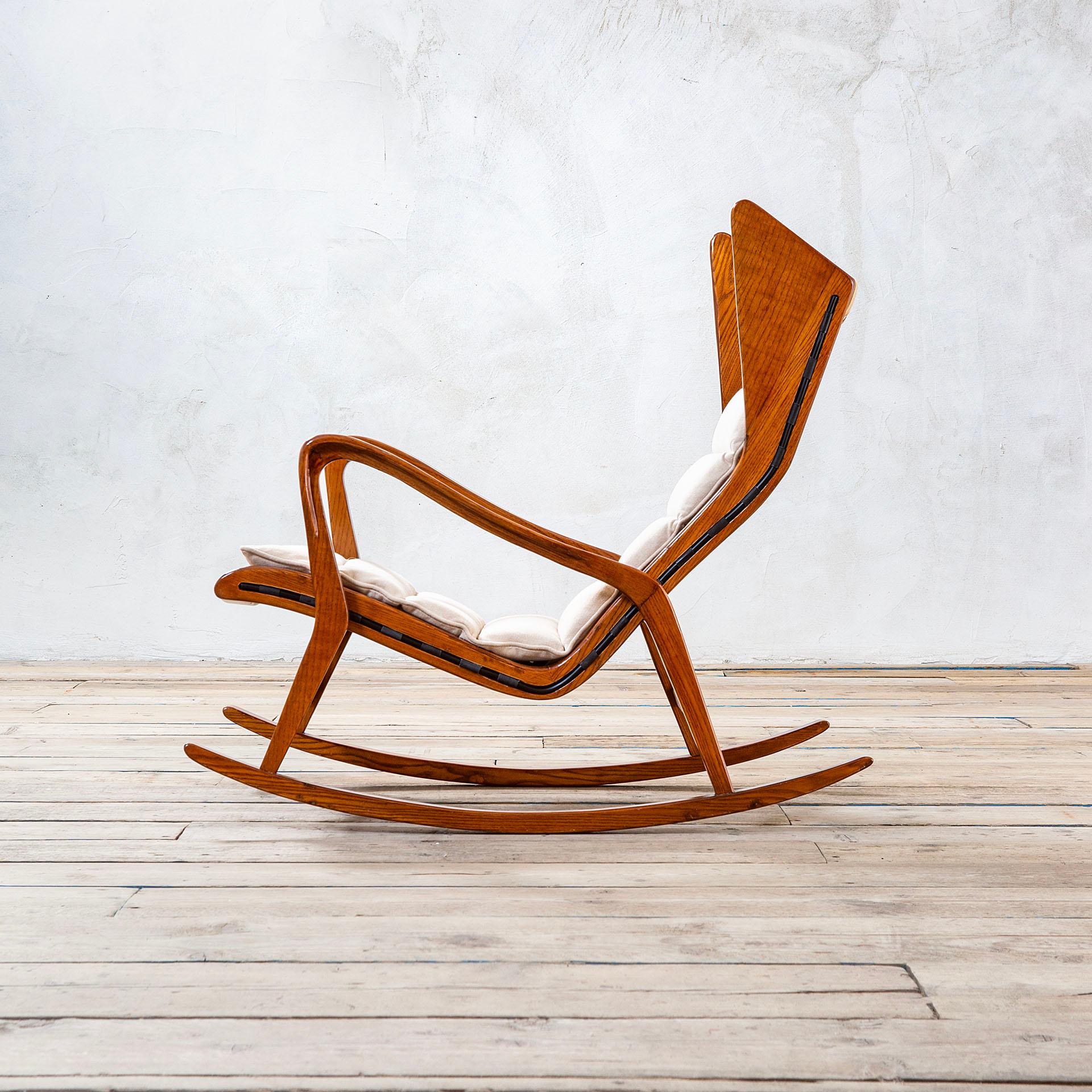 Mid-Century Modern 20th Century Cassina Rocking Chair mod. 572 in Wood and Fabric, 1950s For Sale