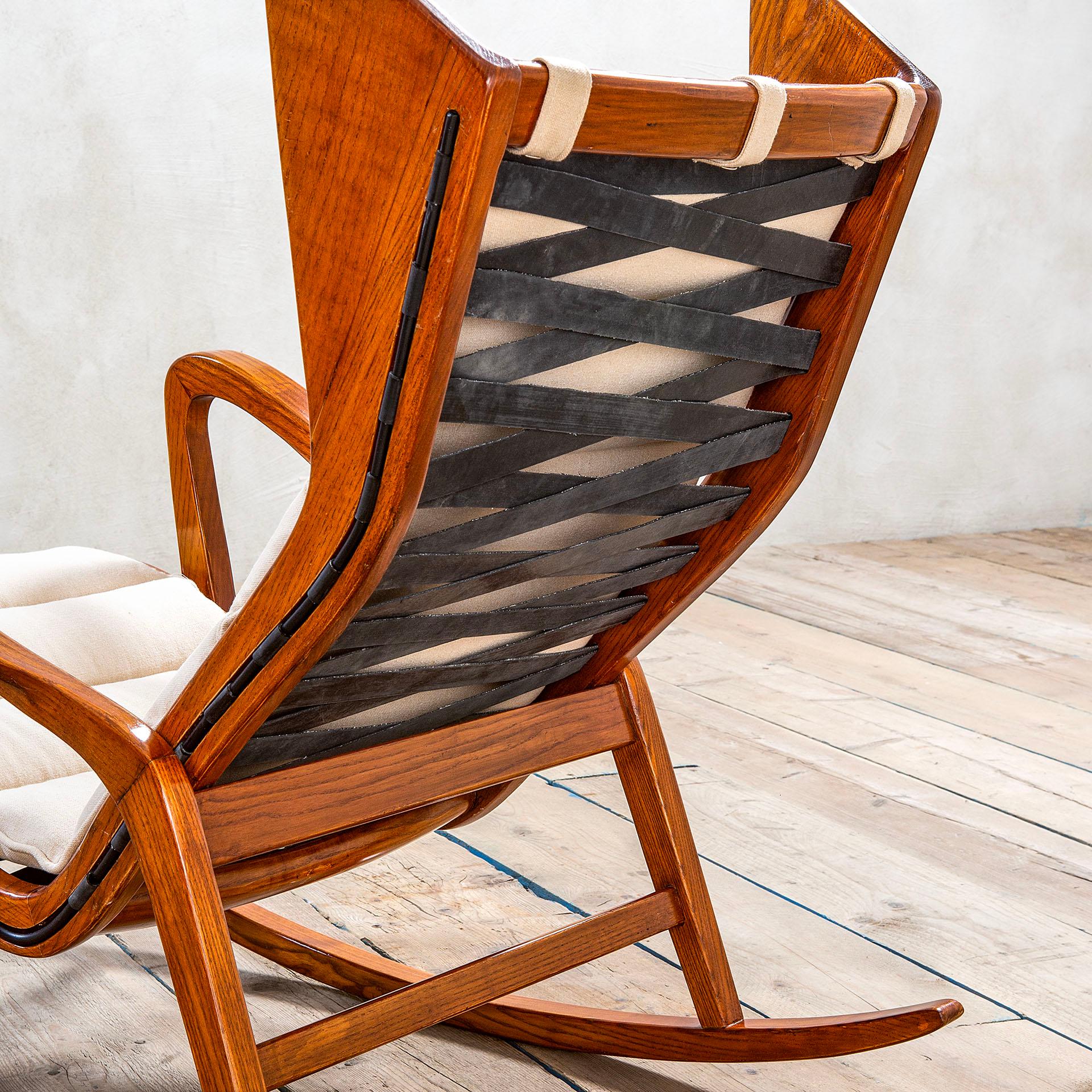 20th Century Cassina Rocking Chair mod. 572 in Wood and Fabric, 1950s In Good Condition For Sale In Turin, Turin