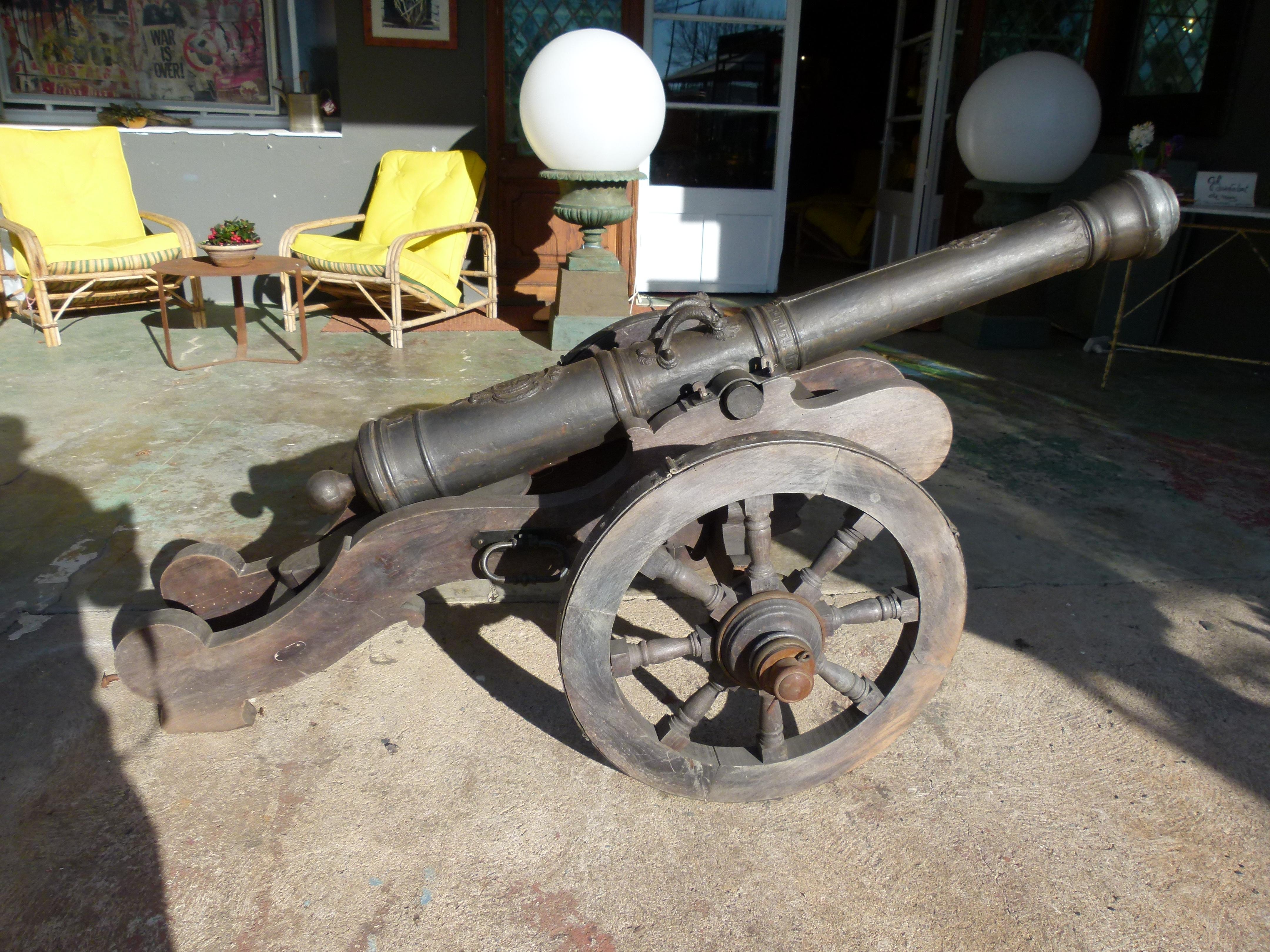 20th century cast iron cannon reproduction with the printing of the shield of the region of Castilla y León.

 