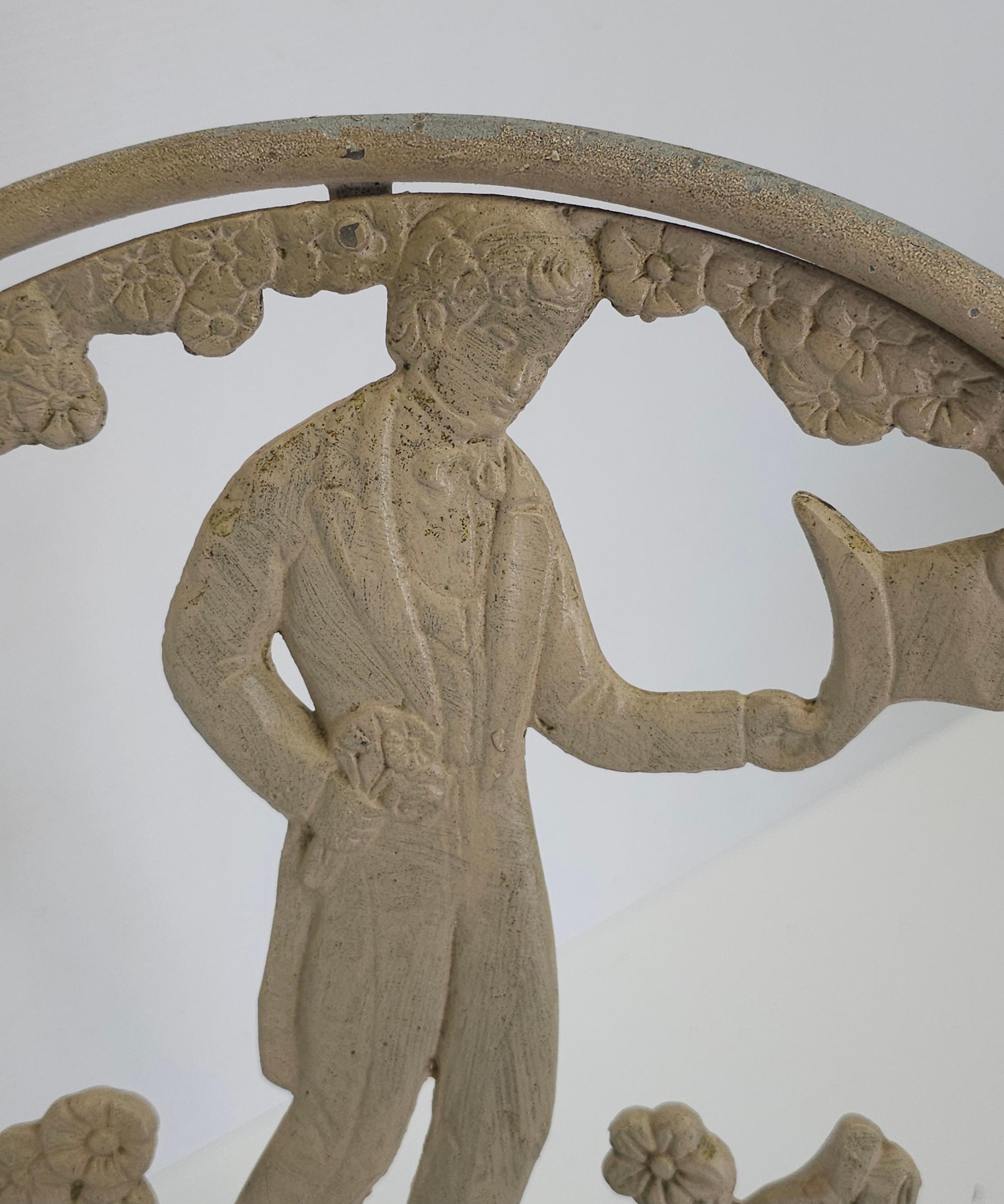 Silla de jardín con respaldo figurado de hierro fundido del siglo XX Pintura en venta