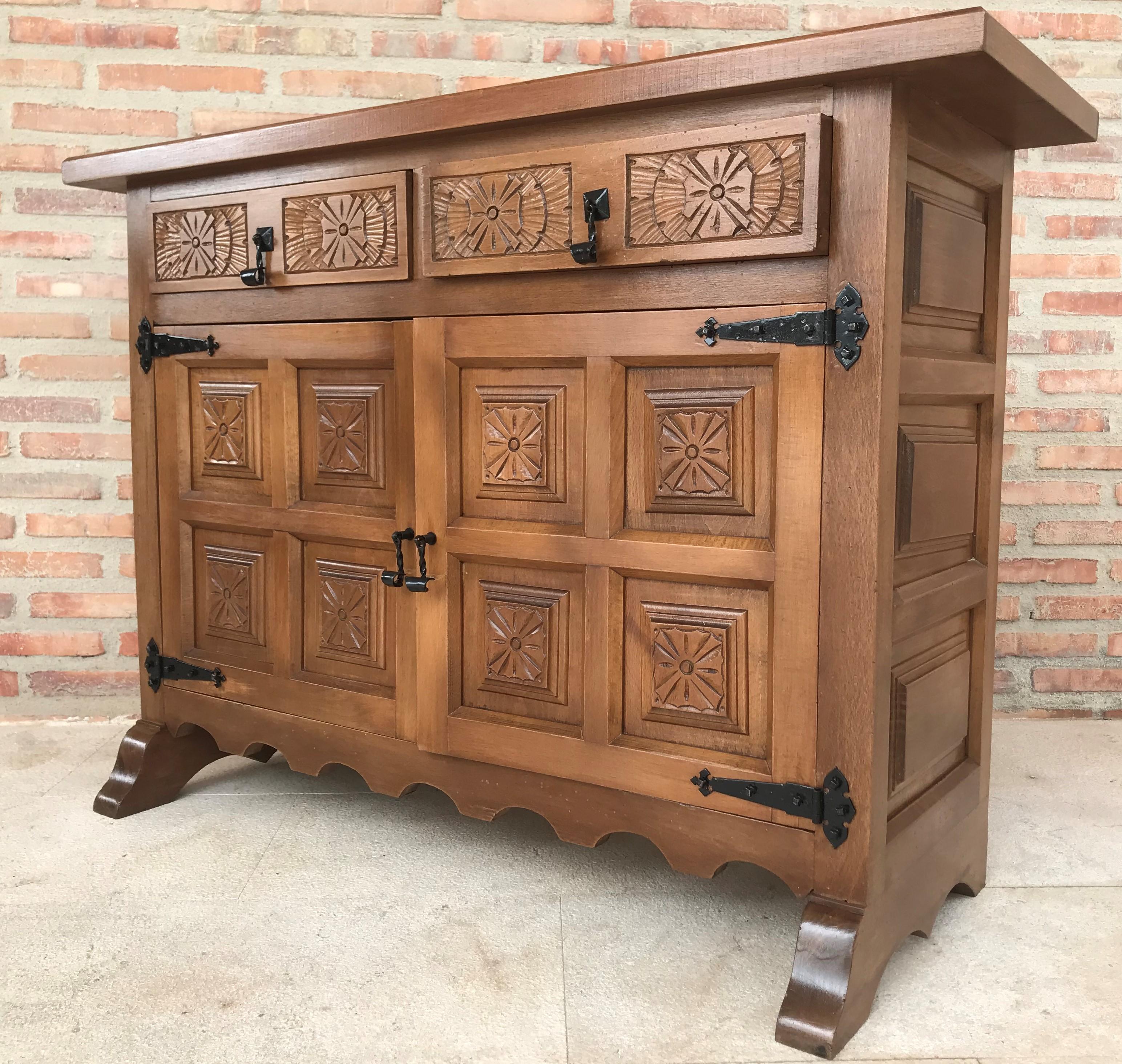 20th Century Catalan Baroque Carved Walnut Tuscan Two Drawers Credenza or Buffet In Good Condition In Miami, FL