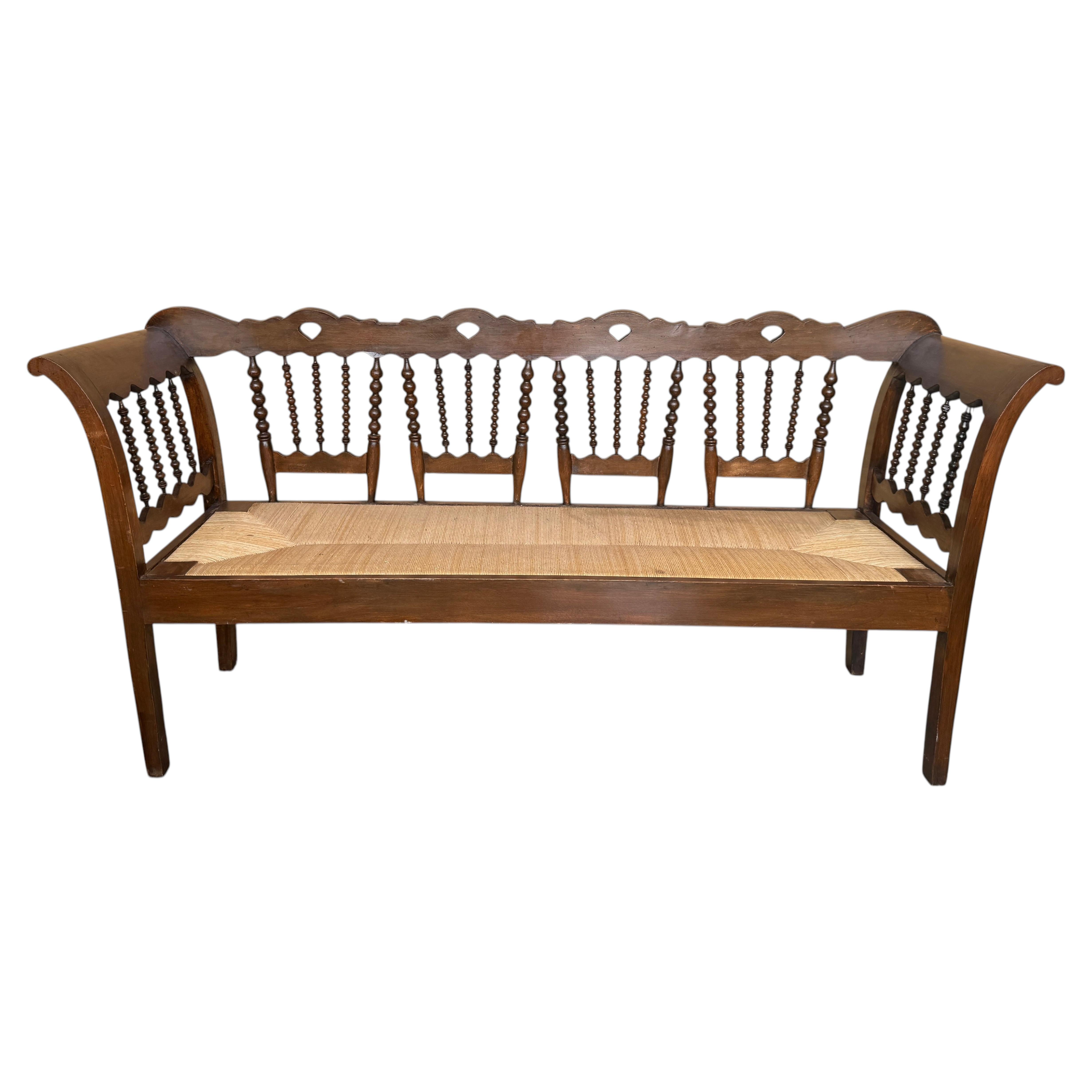 Banc catalan du 20e siècle en noyer avec assise et accoudoirs tapissés