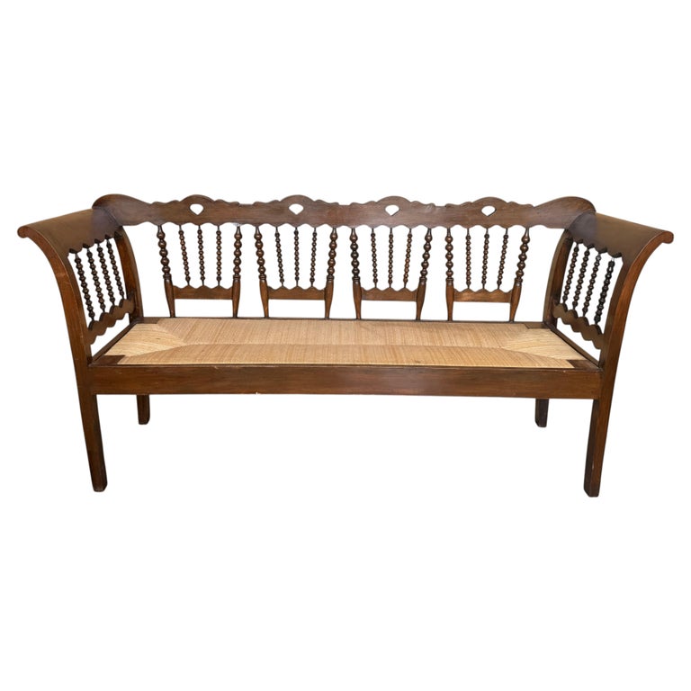 Katalanische Bank des 20. Jahrhunderts aus Nussbaum mit gepolstertem Sitz und Armlehnen im Angebot bei 1stDibs Deutschland