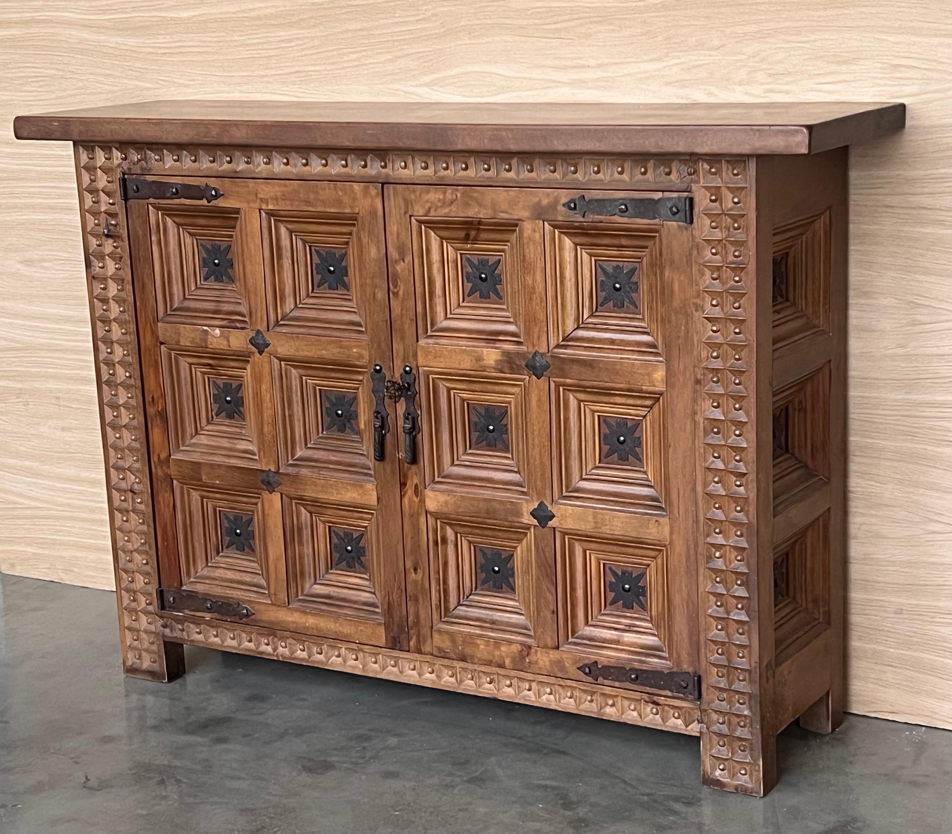 20th Century  Catalan Spanish Baroque Oak Credenza or Buffet with Iron Details For Sale 1