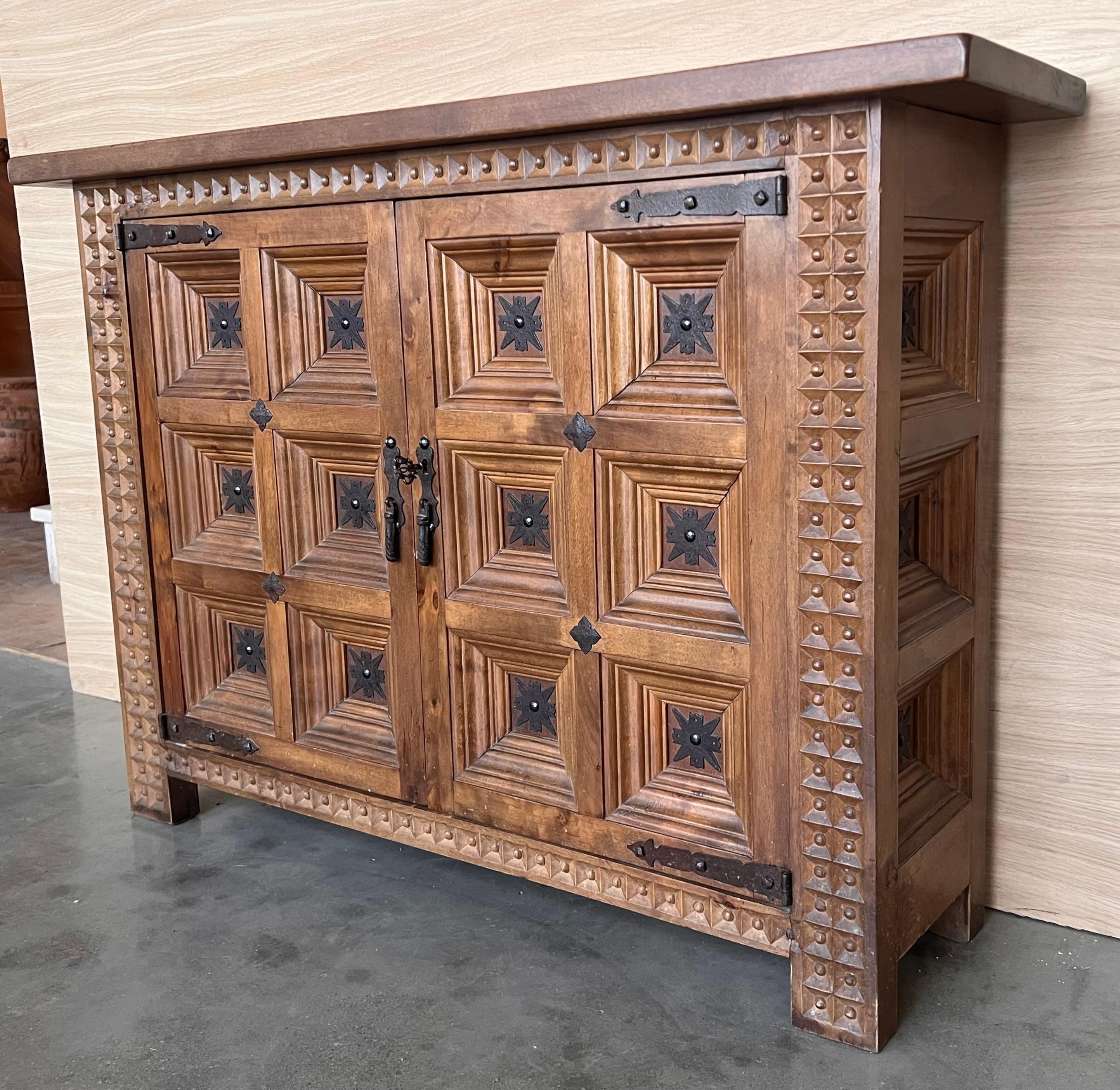 20th Century  Catalan Spanish Baroque Oak Credenza or Buffet with Iron Details For Sale 3