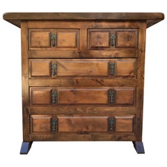 Commode haute ou console espagnole du 20ème siècle en noyer sculpté