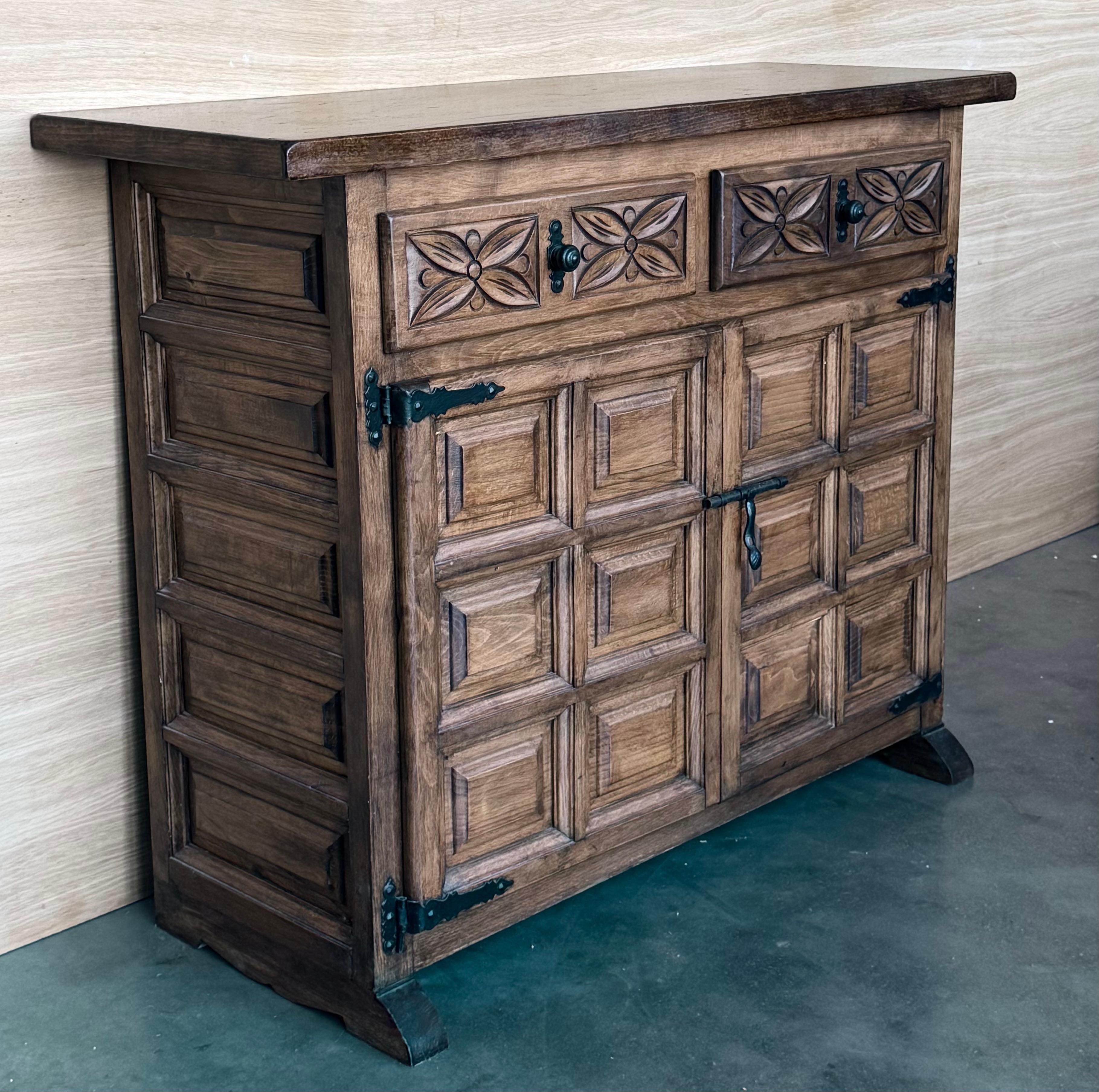 20th Century Catalán Spanish Dresser Carved in Walnut, 1920s In Good Condition For Sale In Miami, FL