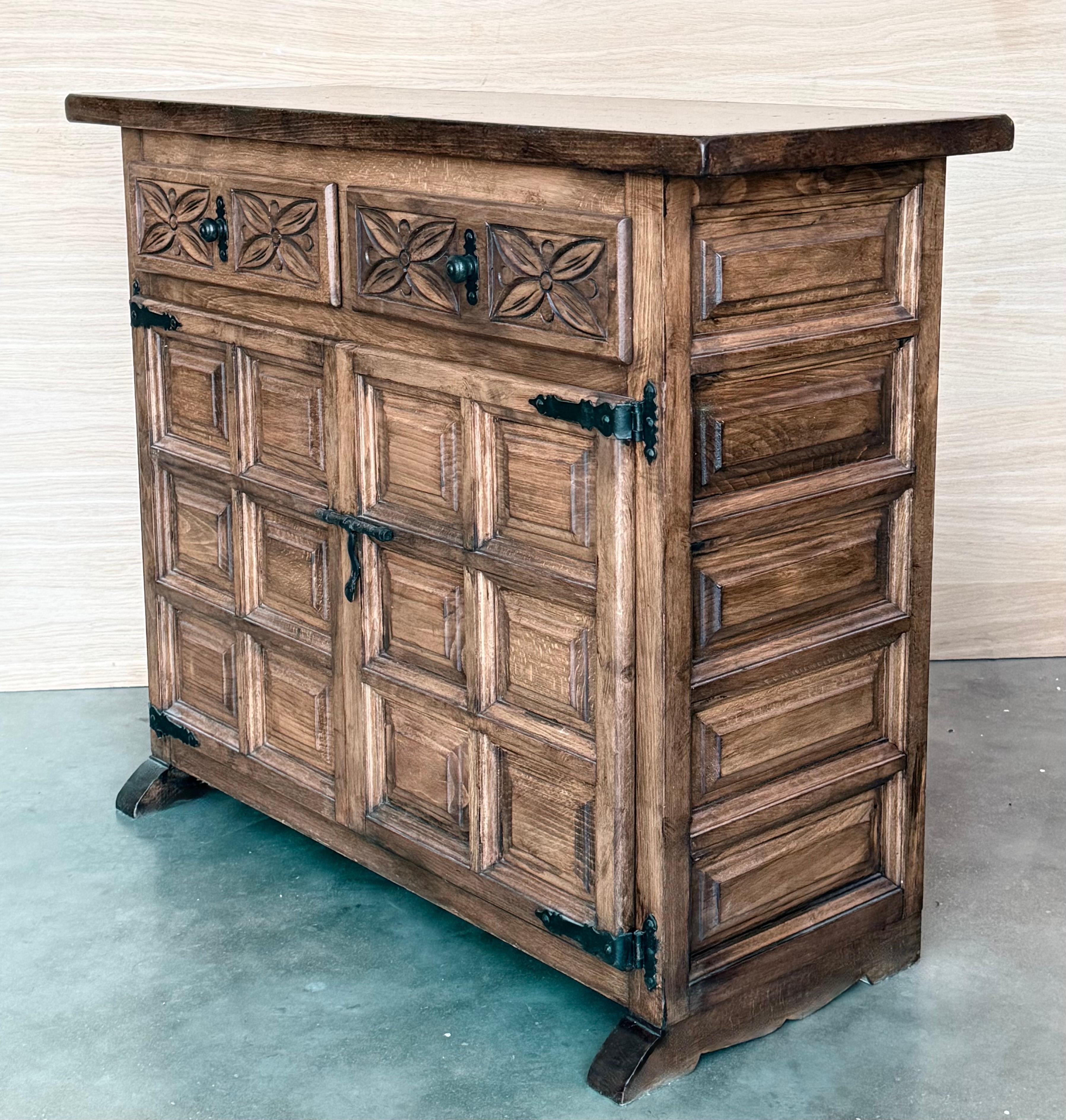 20th Century Catalán Spanish Dresser Carved in Walnut, 1920s For Sale 2