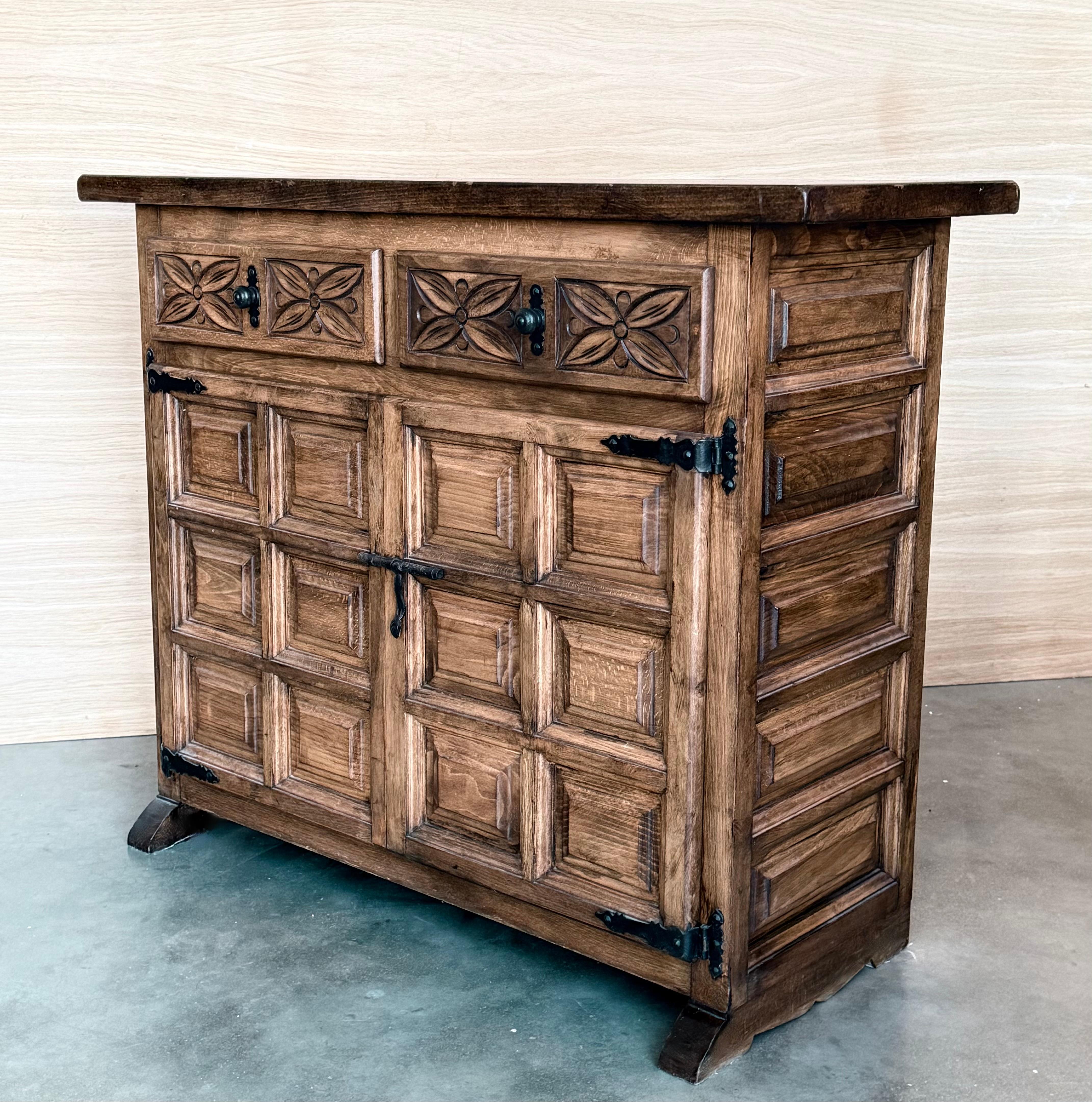 20th Century Catalán Spanish Dresser Carved in Walnut, 1920s For Sale 3