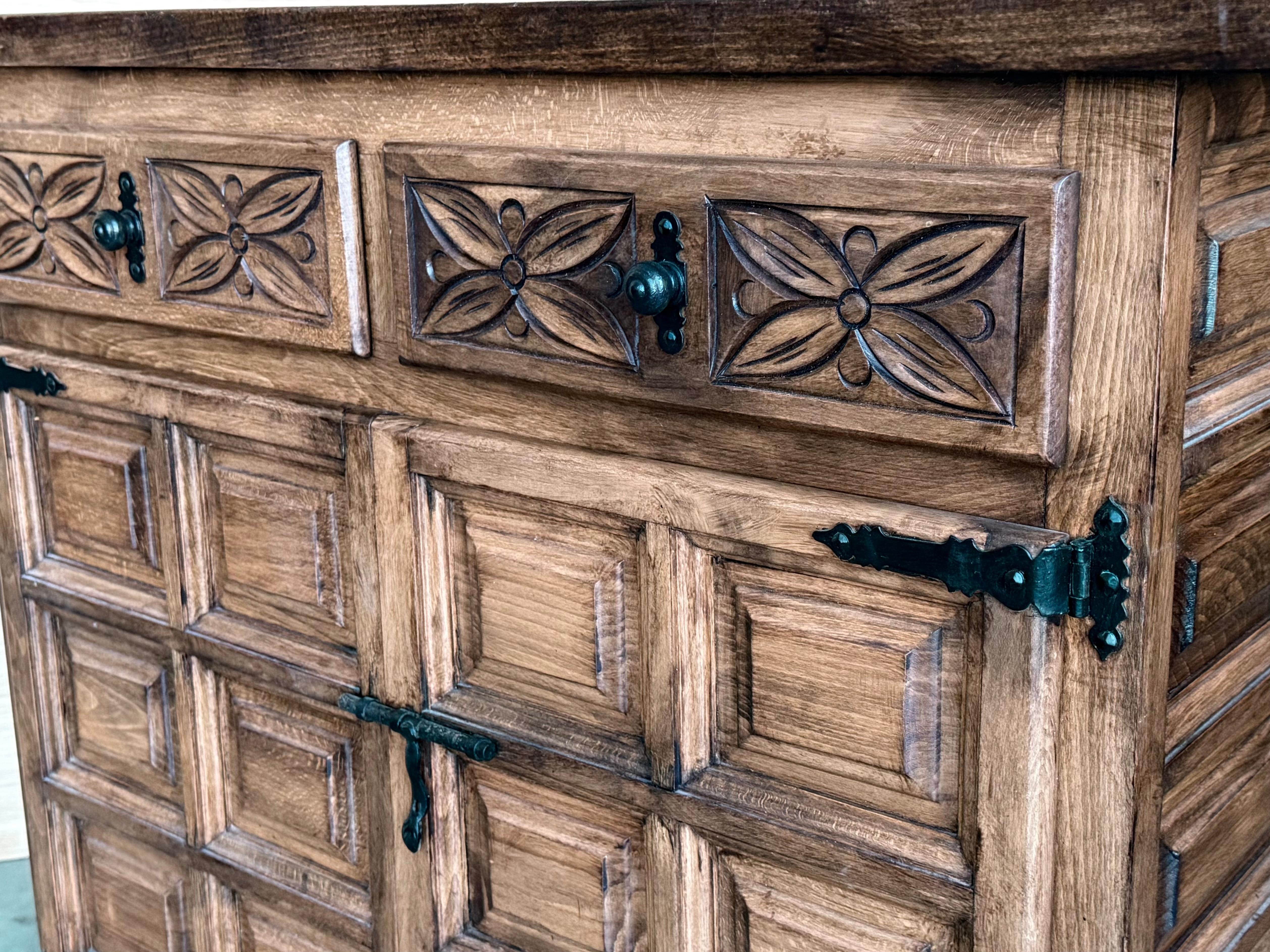 20th Century Catalán Spanish Dresser Carved in Walnut, 1920s For Sale 5