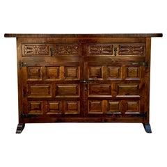 Commode catalane espagnole du 20e siècle, sculptée en noyer, années 1920