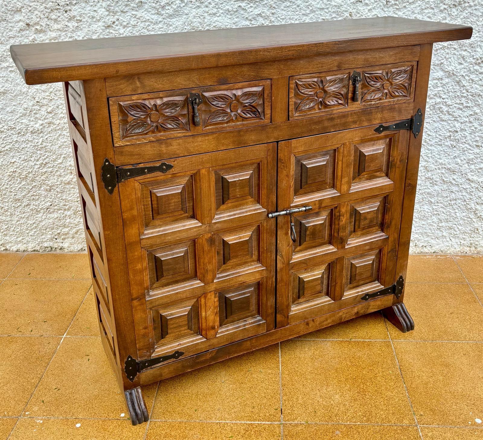20th Century Catalán Spanish Dresser Carved in Walnut with Two Carved Drawers, 1 In Good Condition For Sale In Miami, FL