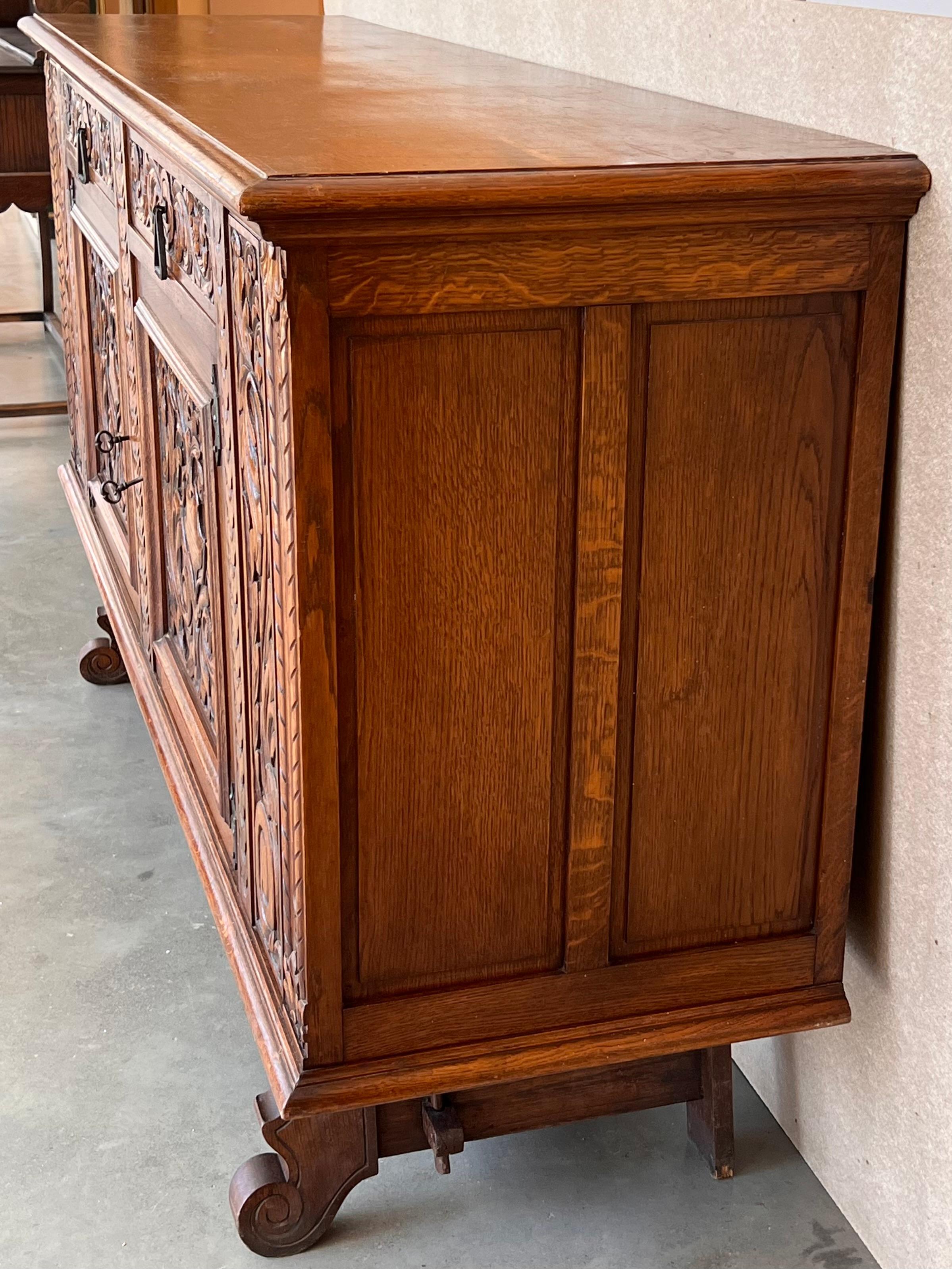 20th Century Catalan Spanish Large Buffet with Two Carved Drawers and Two Doors For Sale 7