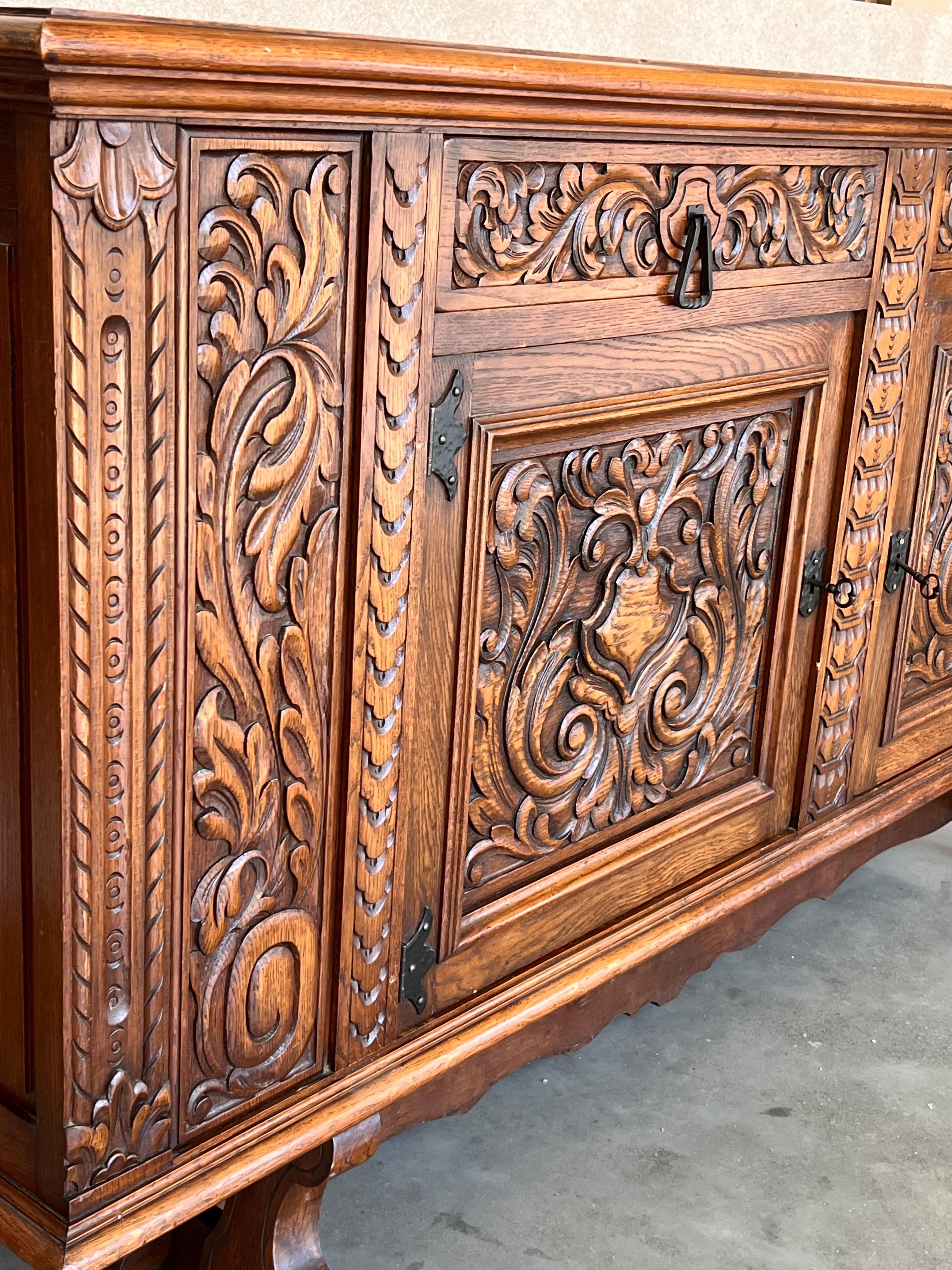 20th Century Catalan Spanish Large Buffet with Two Carved Drawers and Two Doors For Sale 1