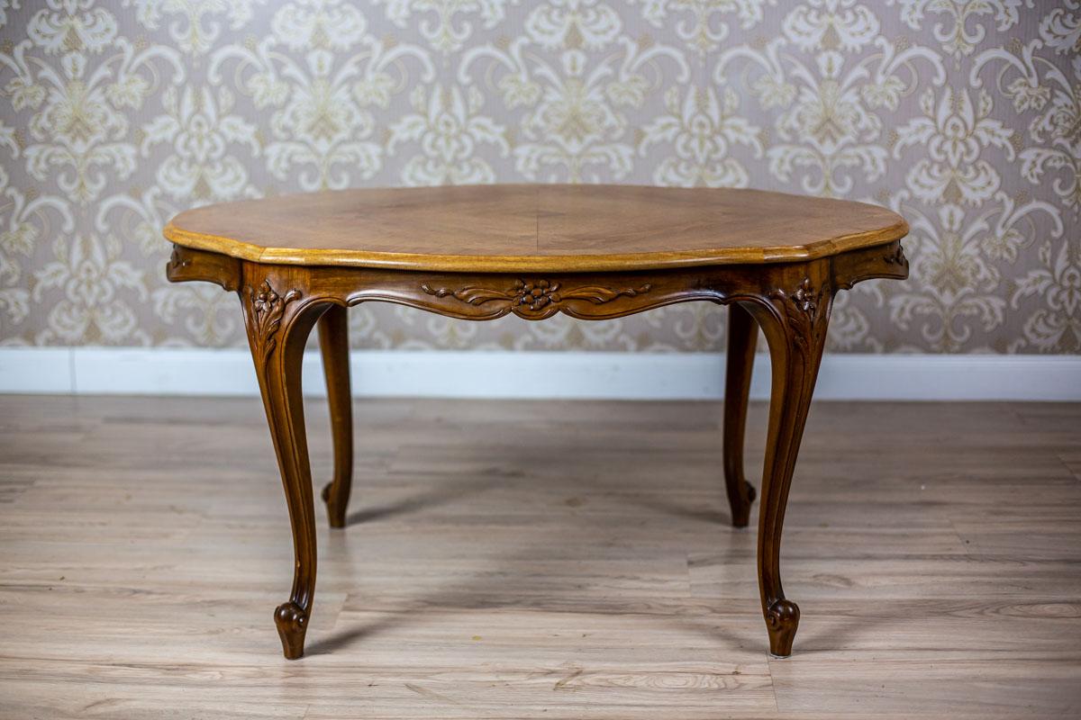We present you this contemporary piece of furniture, stylized as Louis Philippe furniture.
The shape of the table top, similar to an oval, is wavy. All this supported on bent legs.
The apron and legs, at the bottom, are decorated with carved