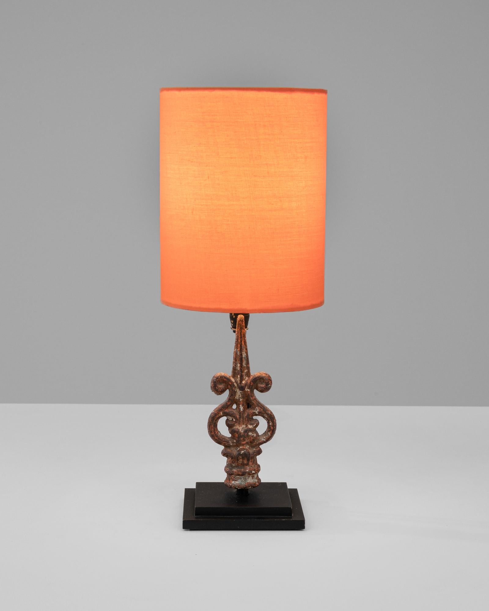 Capturez l'essence du design français avec cette lampe à poser française en bois des années 1900, une pièce exquise qui allie avec art charme rustique et sophistication classique. La base de la lampe est une œuvre d'art sculpturale, mettant en