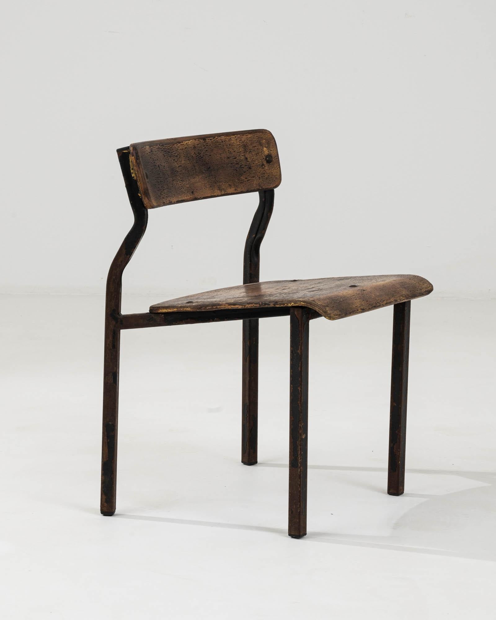 Remontez le temps avec cette authentique chaise d'Europe centrale du XXe siècle, une pièce qui apporte le charme rustique et l'élégance sans prétention d'antan dans les espaces contemporains d'aujourd'hui. Fabriquée à partir d'une solide structure