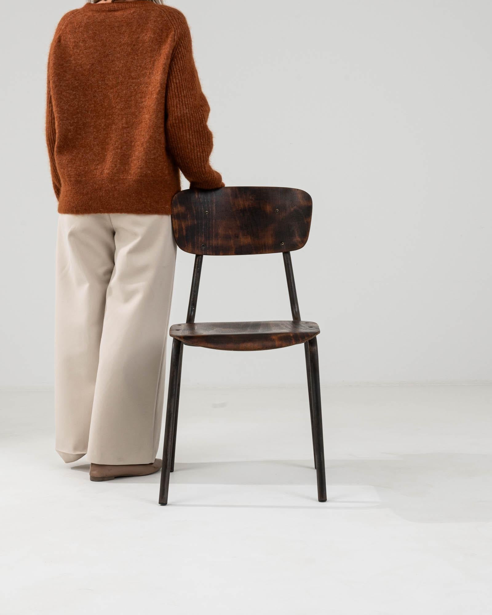 Mitteleuropäischer Stuhl aus Metall und Holz des 20. Jahrhunderts (Europäisch) im Angebot