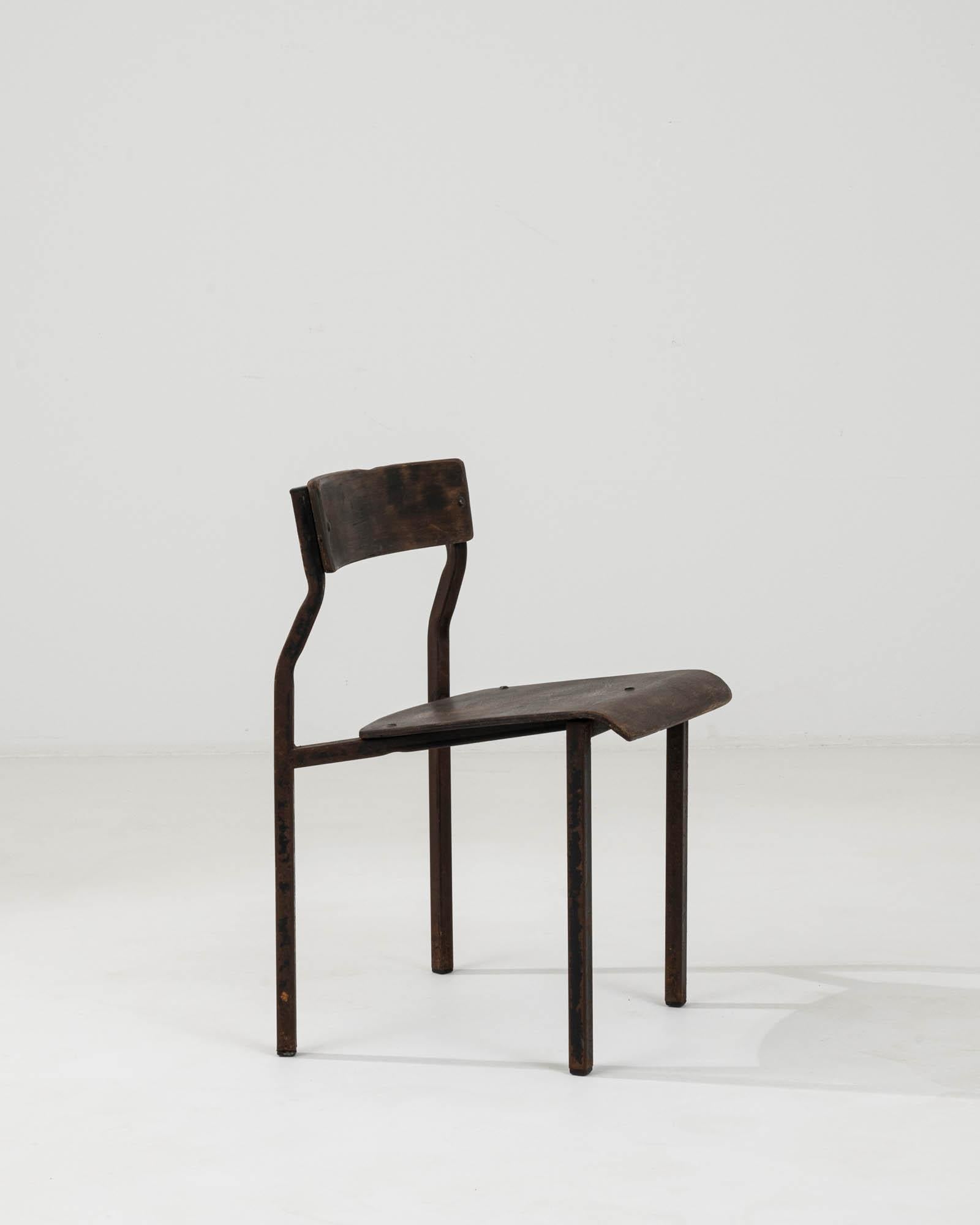 Chaise en métal et bois d'Europe centrale du 20e siècle en vente 2