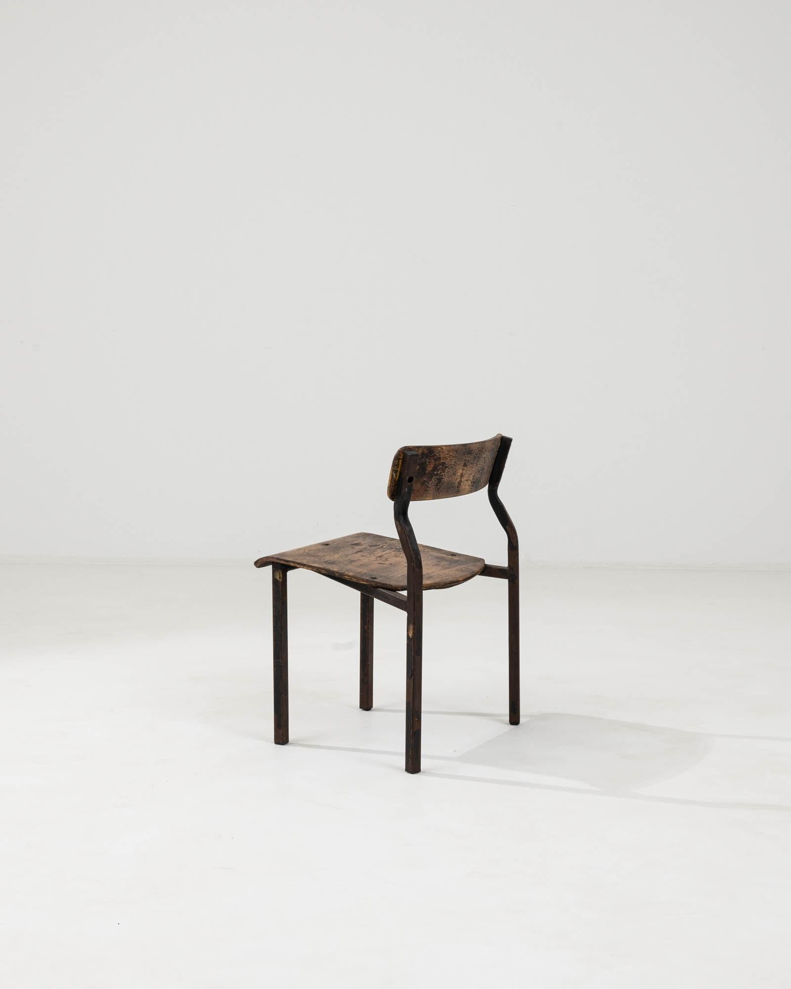 Chaise en métal et bois d'Europe centrale du 20e siècle en vente 2