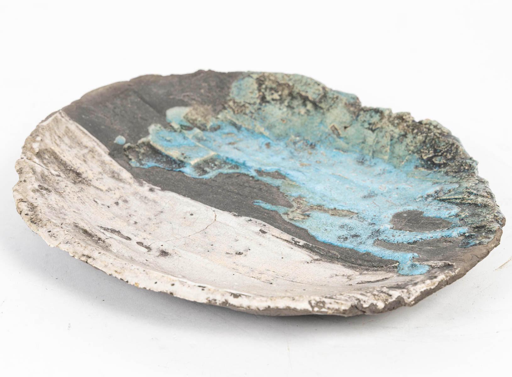 Plato de cerámica del siglo XX, firmado y fechado en el 87. Moderno en venta