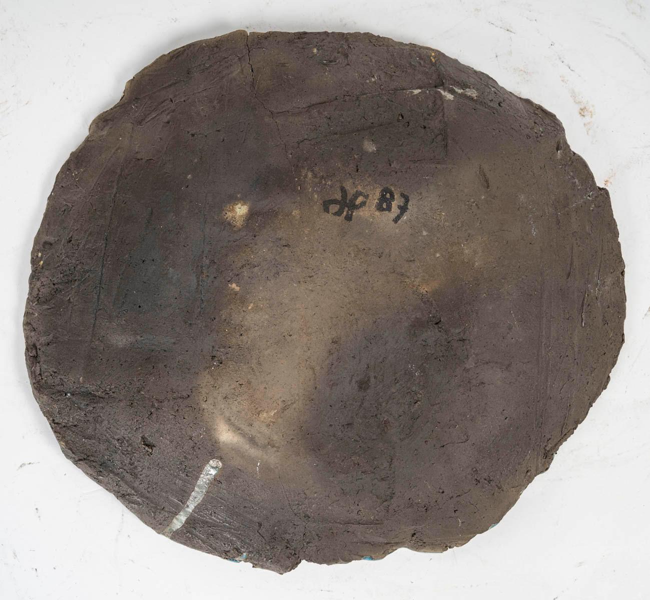 Plato de cerámica del siglo XX, firmado y fechado en el 87. Francés en venta