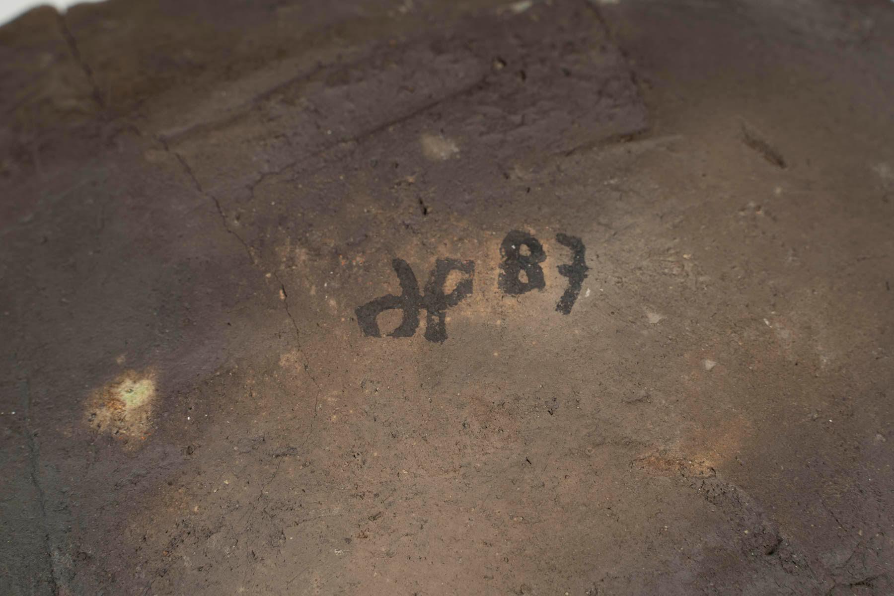 Plato de cerámica del siglo XX, firmado y fechado en el 87. en Bueno estado para la venta en Saint-Ouen, FR