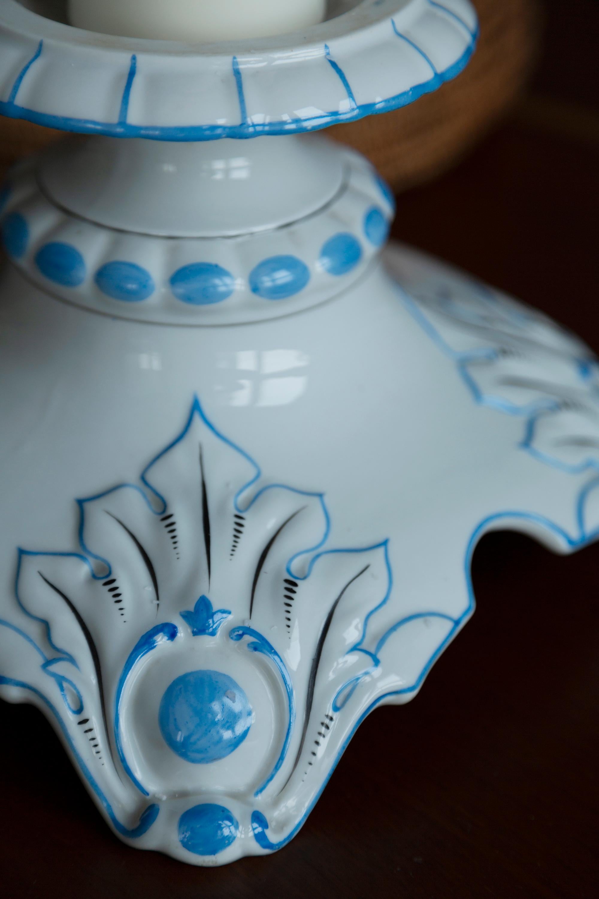Kerzenständer aus weißer und blauer Keramik des 20. Jahrhunderts, Frankreich, 1960er Jahre im Zustand „Gut“ im Angebot in 05-080 Hornowek, PL