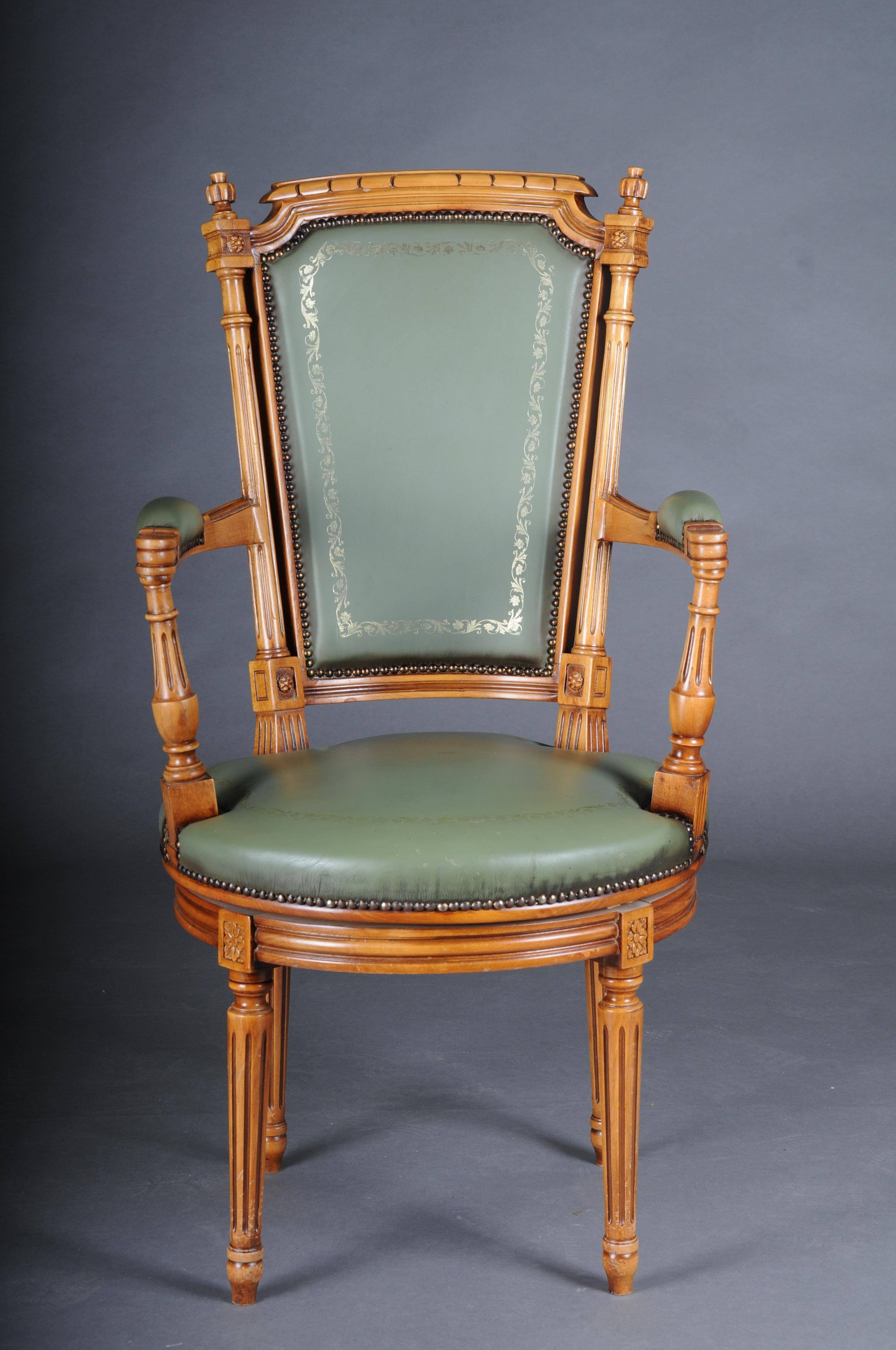 20th Century chair English armchair Leather, yew wood


Classic English armchair / leather armchair
Solid wood and. Swivel and swivel seat function.
Seat and back covered with classic English leather.

