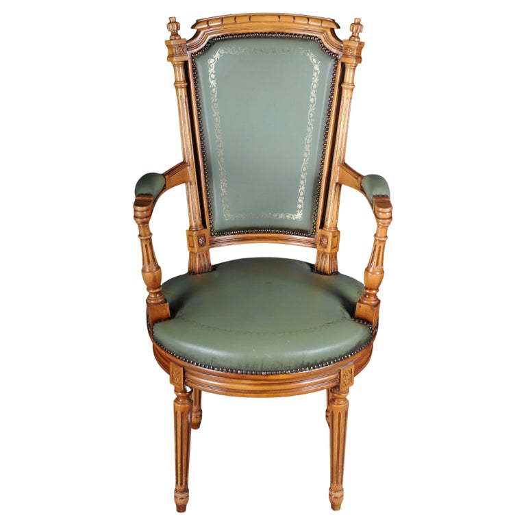Fauteuil anglais appelé « Wing Chair » en cuir vert. Circa