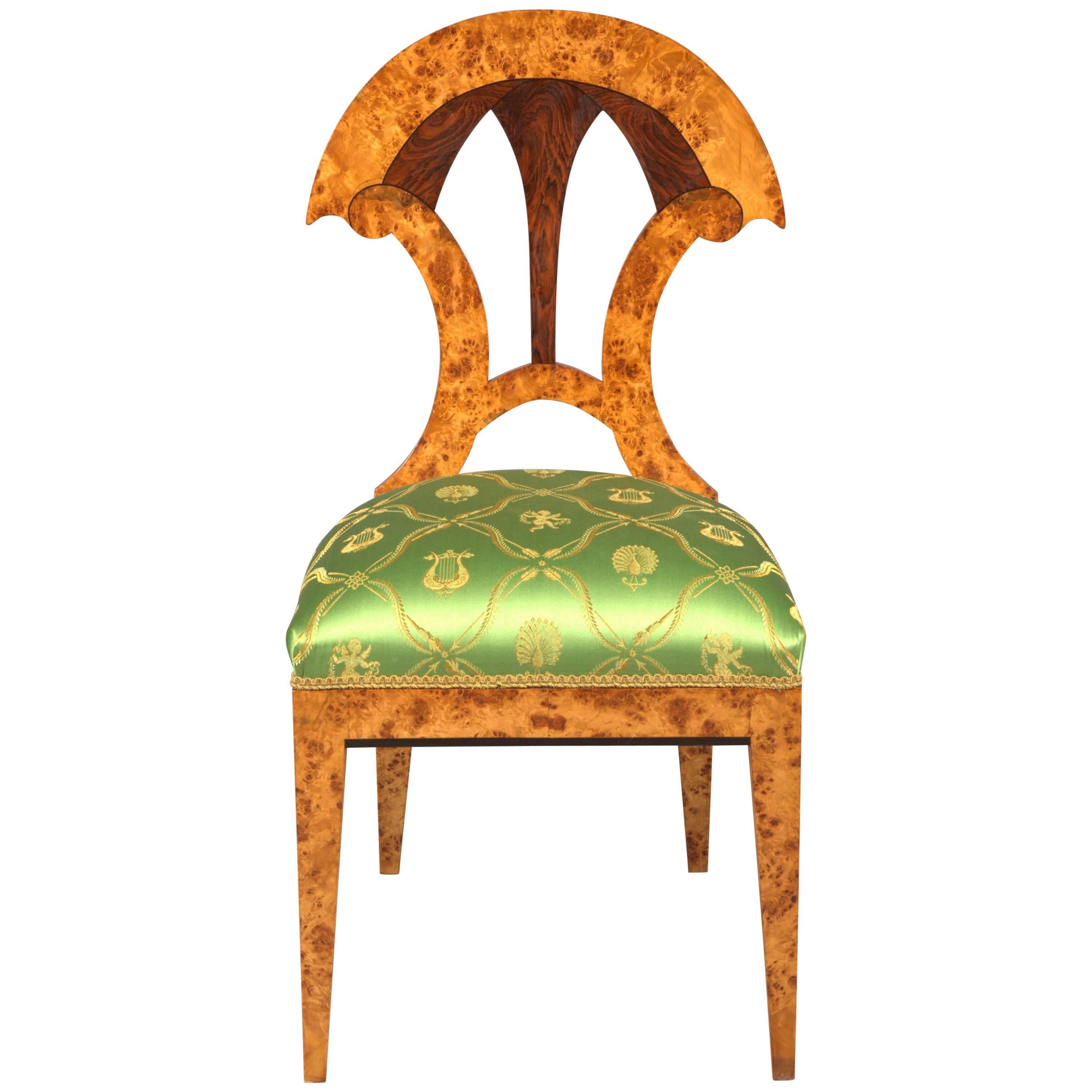 Stuhl des 20. Jahrhunderts im Stil des alten Biedermeier-Stils aus Ahornwurzelfurnier auf Buchenholz im Angebot
