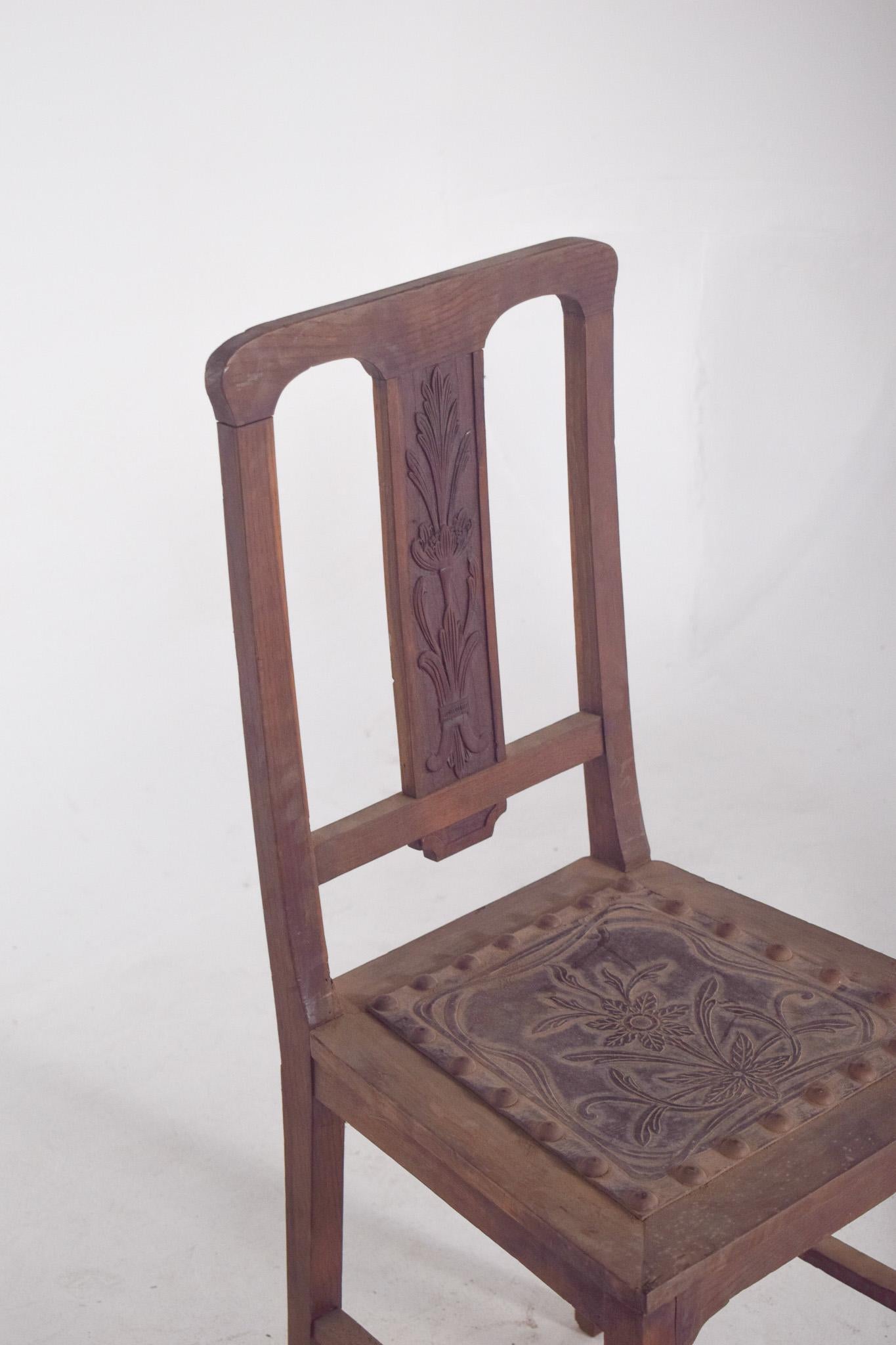 20th Century Chair with Embossed Seat and Nailhead Trim In Fair Condition For Sale In Lisboa, Lisboa