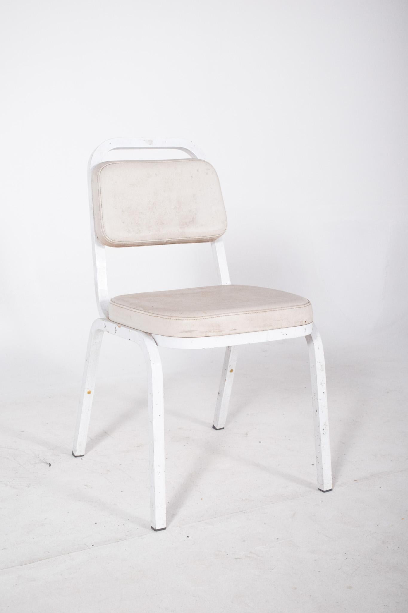 Silla del siglo XX con armazón y tapicería blancos en Desgastado estado para la venta en Lisboa, Lisboa