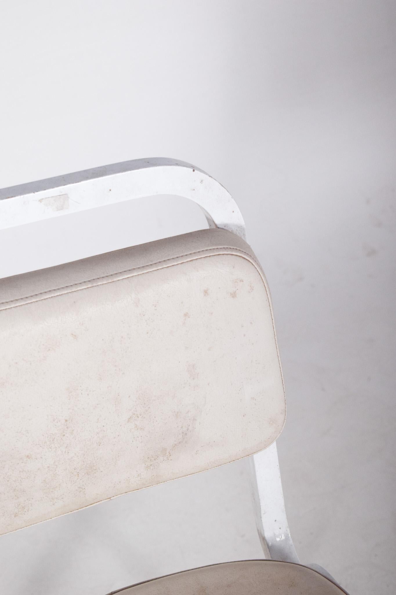 Silla del siglo XX con armazón y tapicería blancos finales del siglo XX en venta