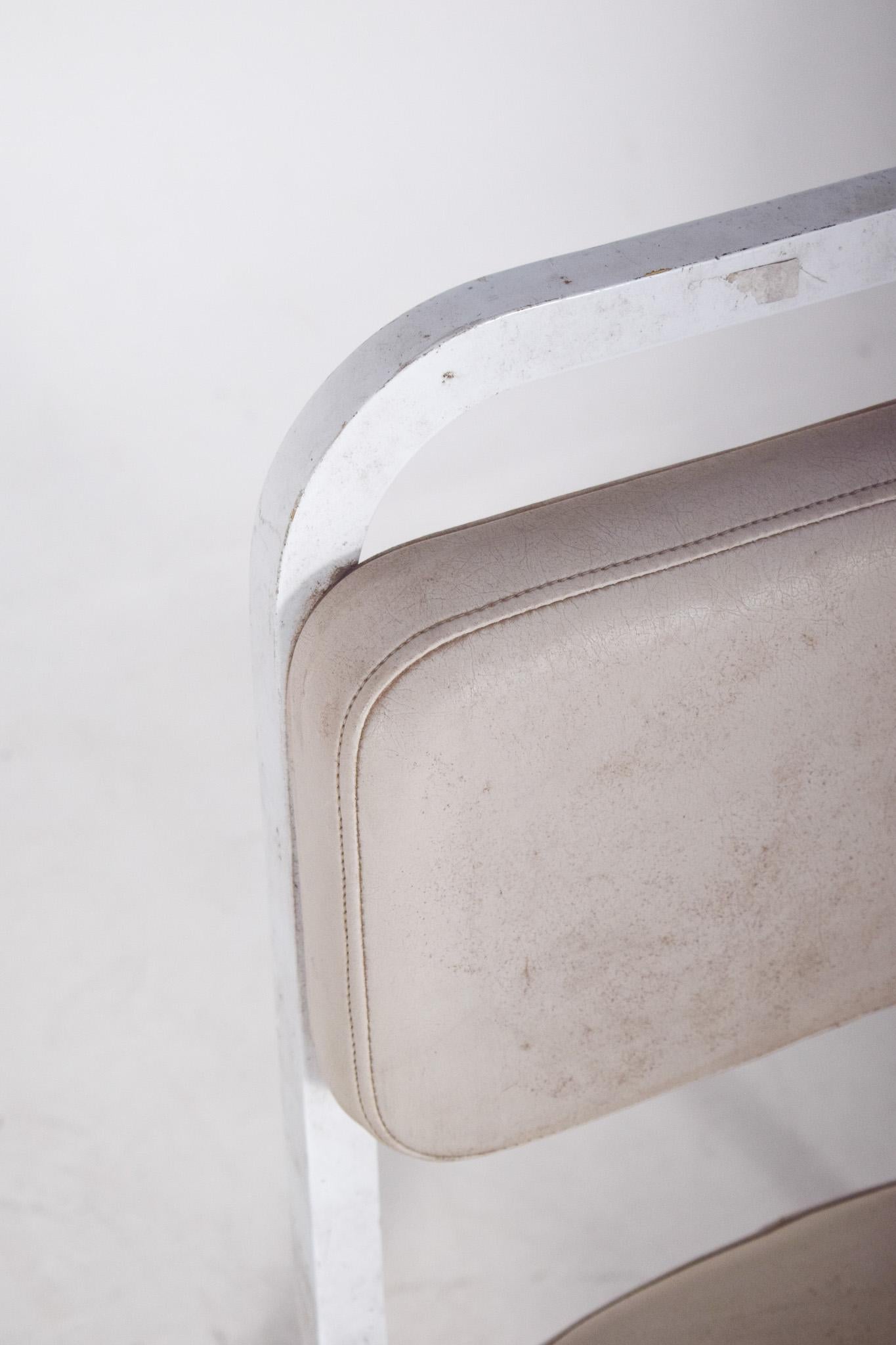 Silla del siglo XX con armazón y tapicería blancos Metal en venta