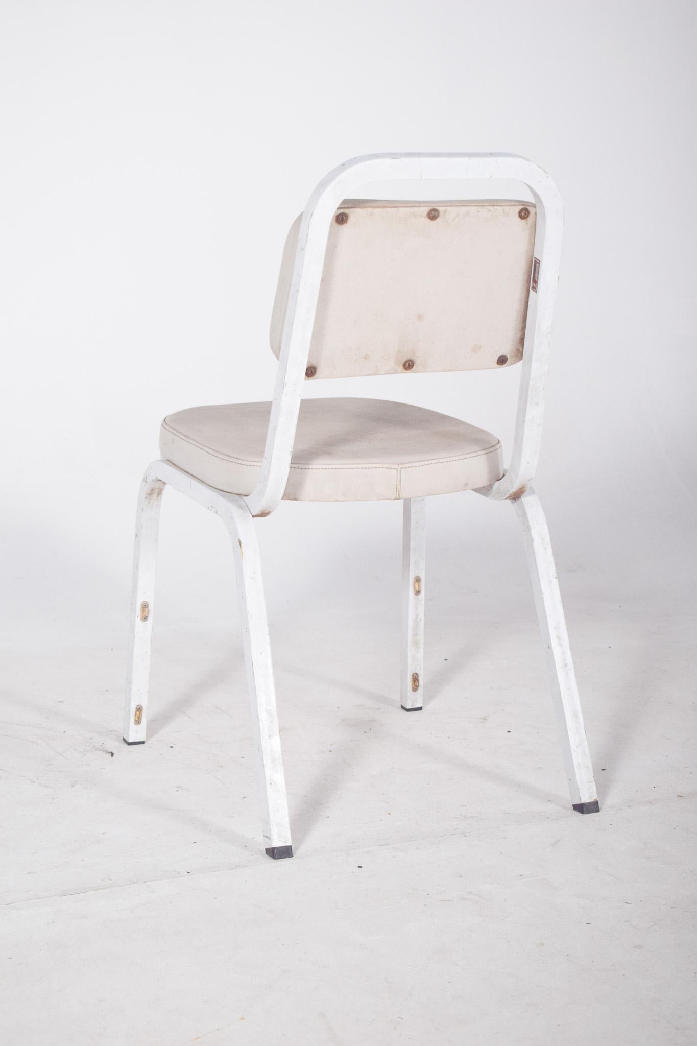 Silla del siglo XX con armazón y tapicería blancos en venta 2