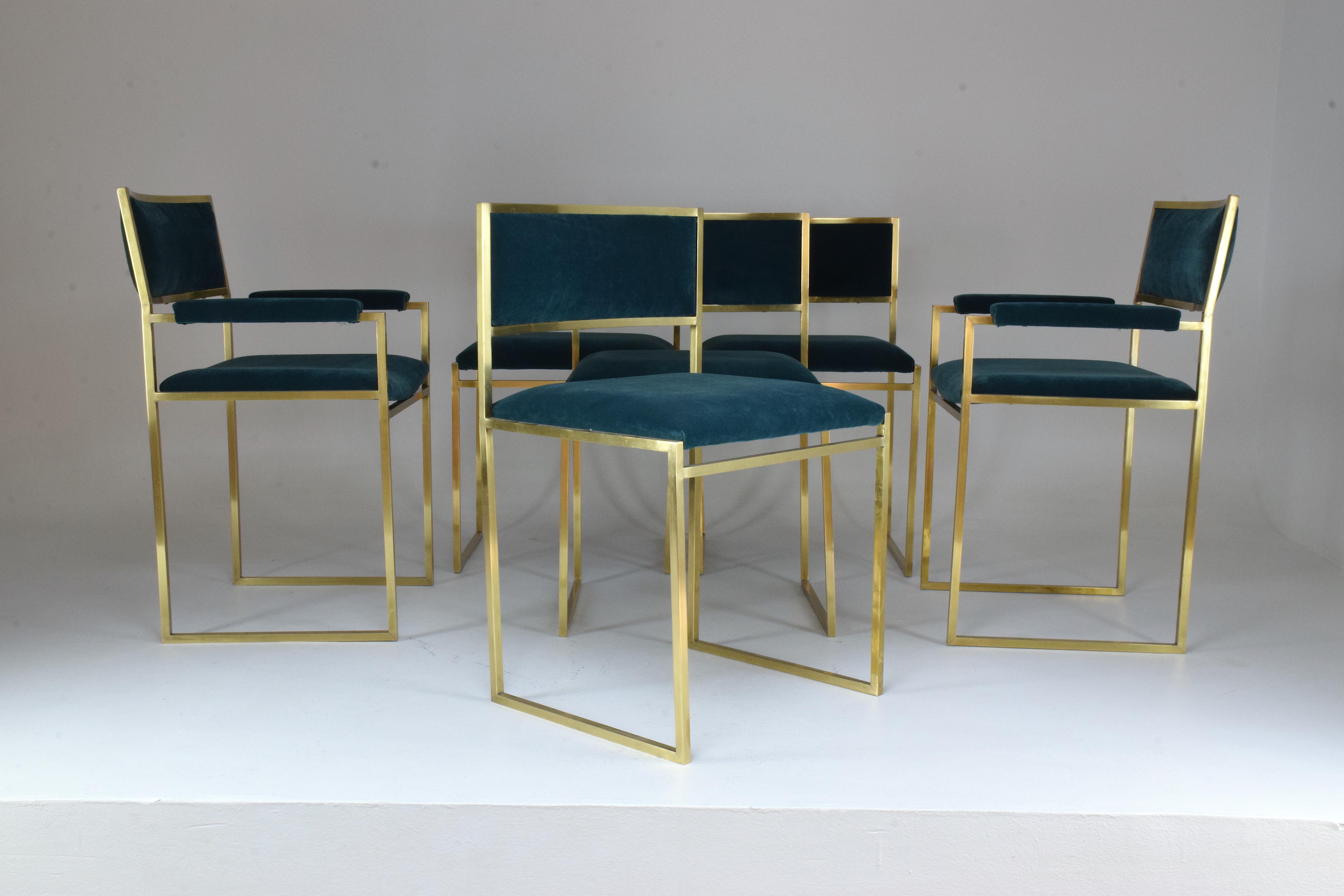 A set of 4 collectible chairs and 2 armchairs by the notable Italian designer Willy Rizzo in the 1970s. Each chair is designed with a polished brass geometric structure and green velvet upholstery.
Our assembly is rarer since it's composed of