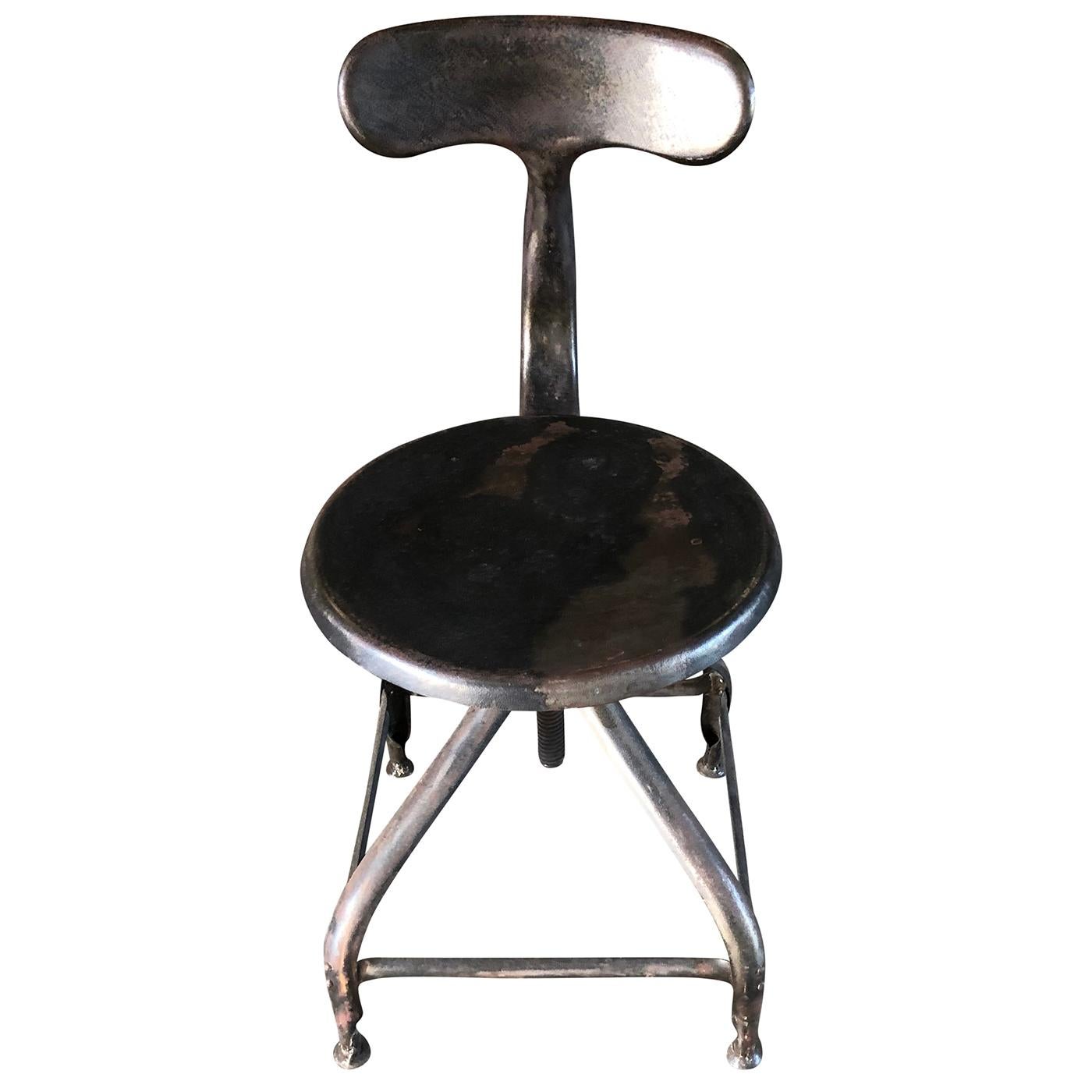 Une chaise d'atelier industrielle française vintage en métal brossé et ciré, la hauteur du siège est réglable. Conçu par Paul-Henry Nicolle et produit par NICOLLE, en bon état. Usure conforme à l'âge et à l'usage, vers 1930-1940, Paris, France.