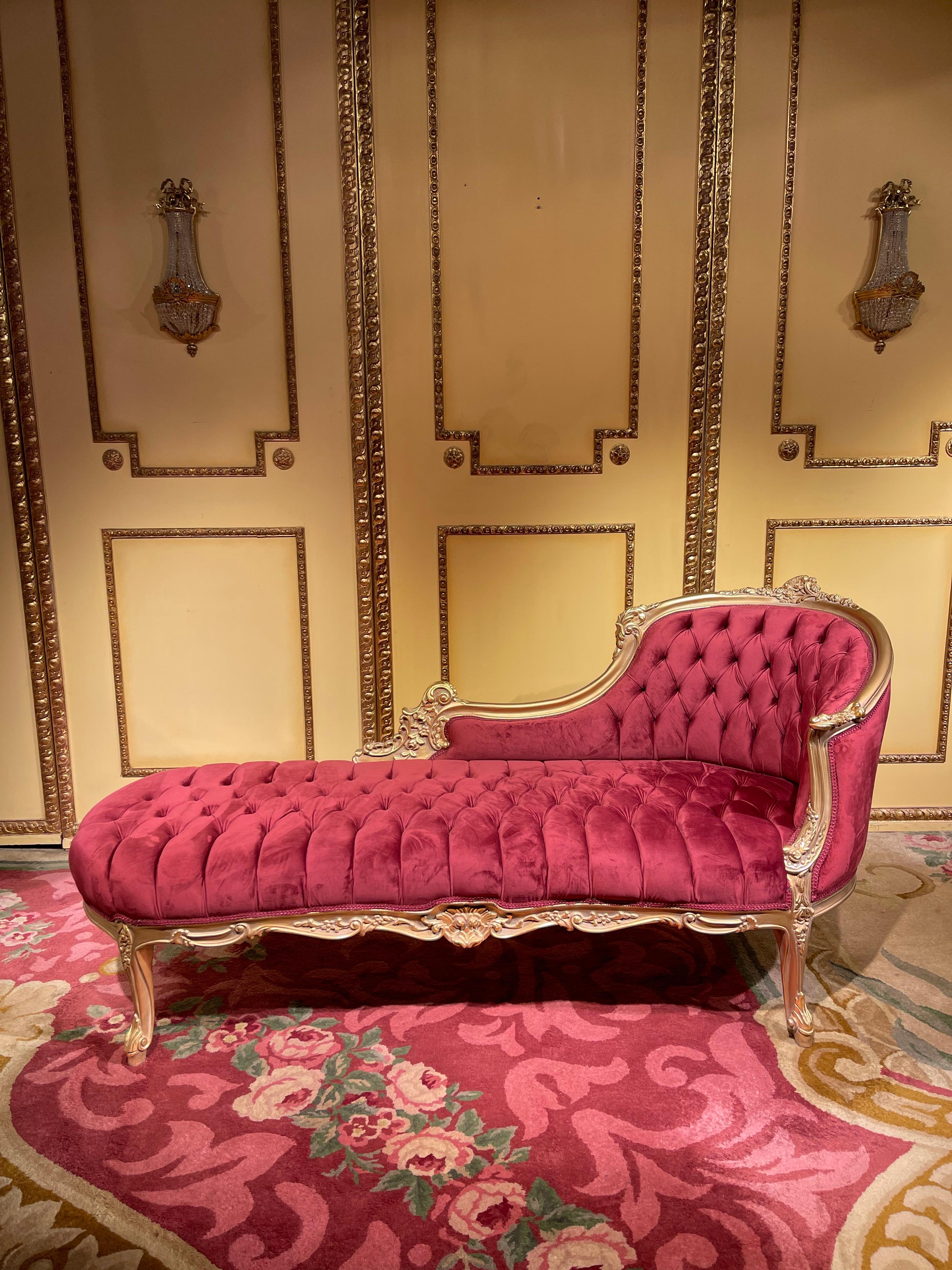 Elegant chaise Longue in Louis XV style. Solid beechwood, finely Hand-carved, combined colors and gilded.