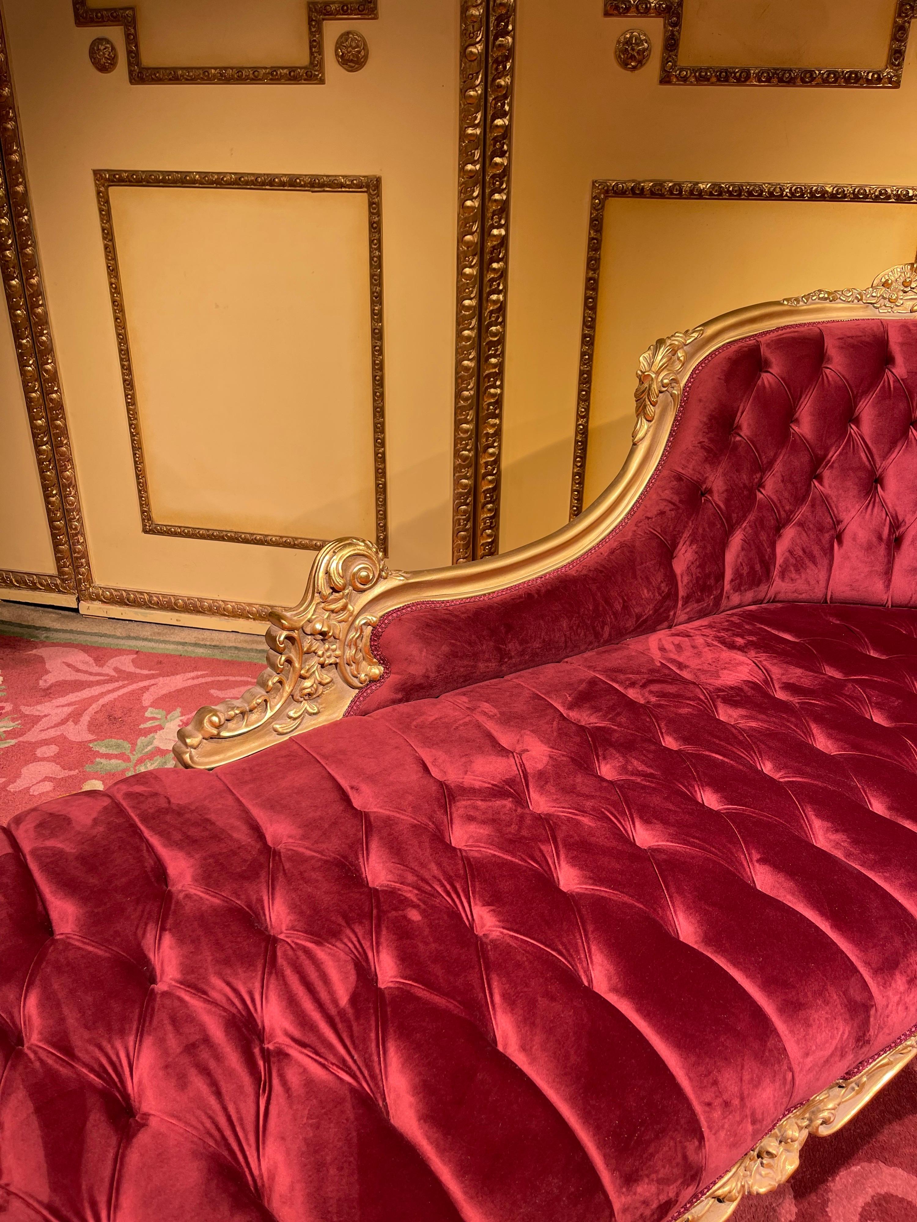 Sculpté à la main Chaise longue/récamière du XXe siècle, Louis XV, bois de hêtre en vente