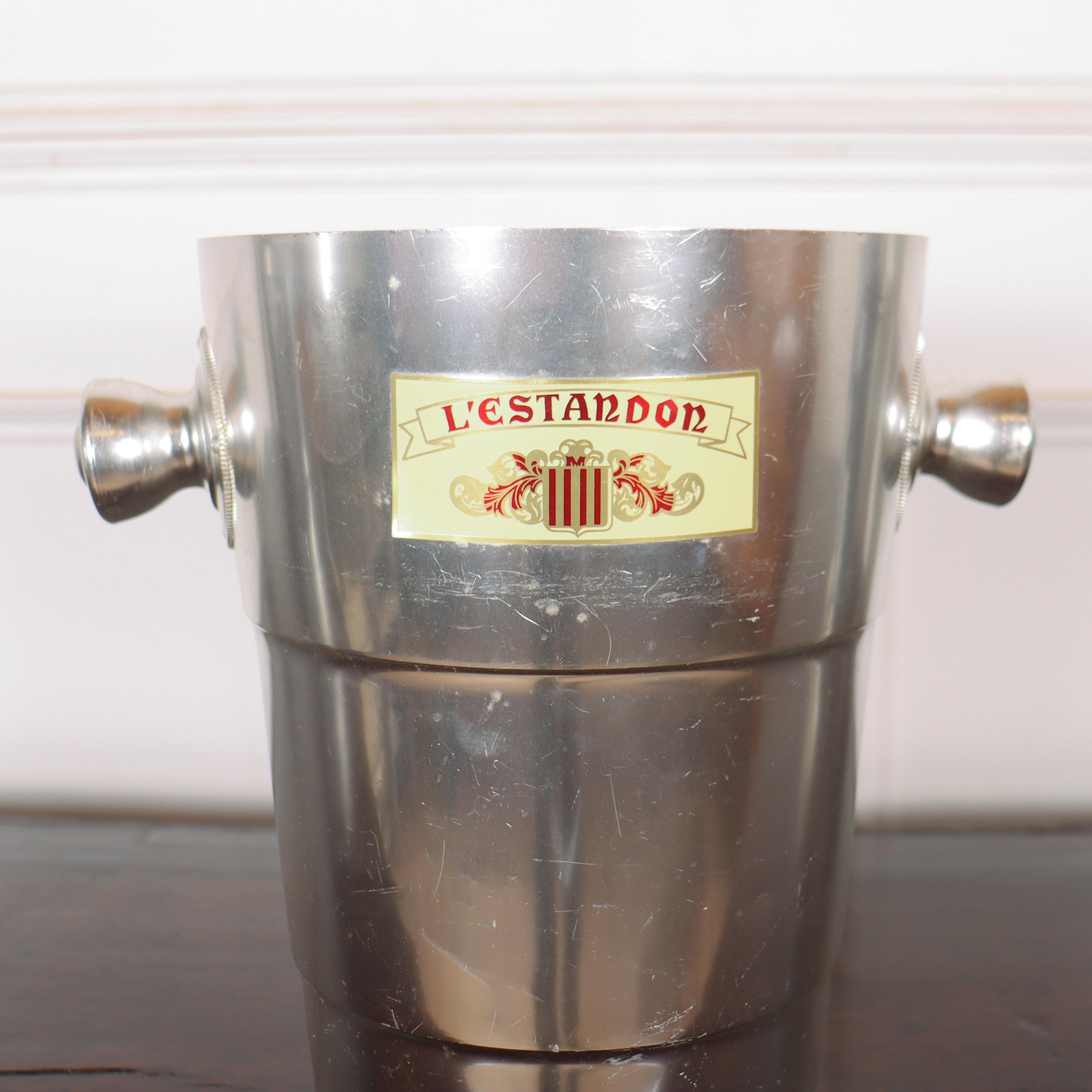 Französischer Champagner-/Weineimer aus dem 20. Jahrhundert, verziert mit geprägter Markenplakette.

Interne Referenz: C


Code: 8734

Abmessungen:
H: 11