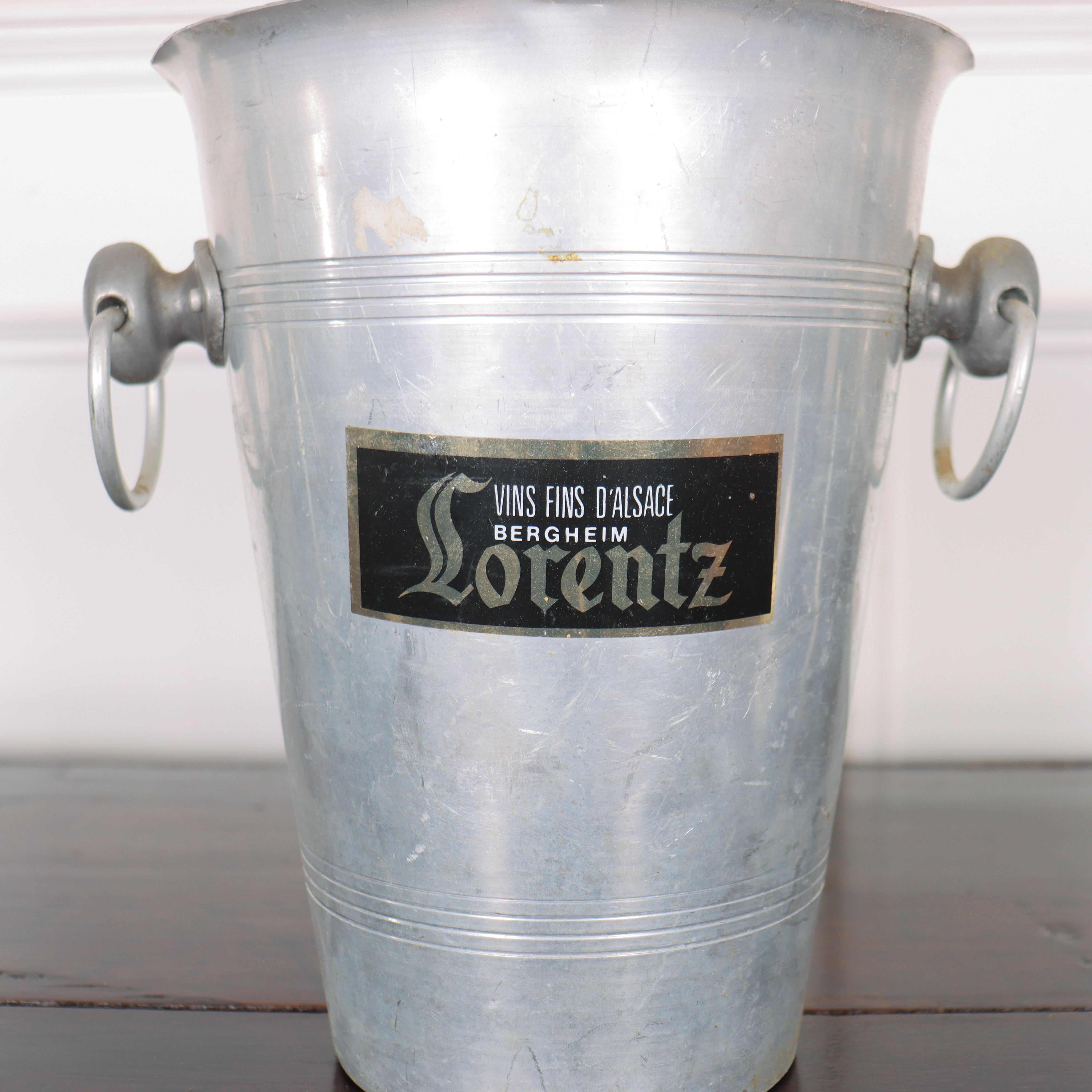 Französischer Champagner-/Weineimer des 20. Jahrhunderts, verziert mit geprägter Markenplakette und Ringgriffen.

Interne Referenz: C


Code: 8737

Abmessungen:
H: 9,5