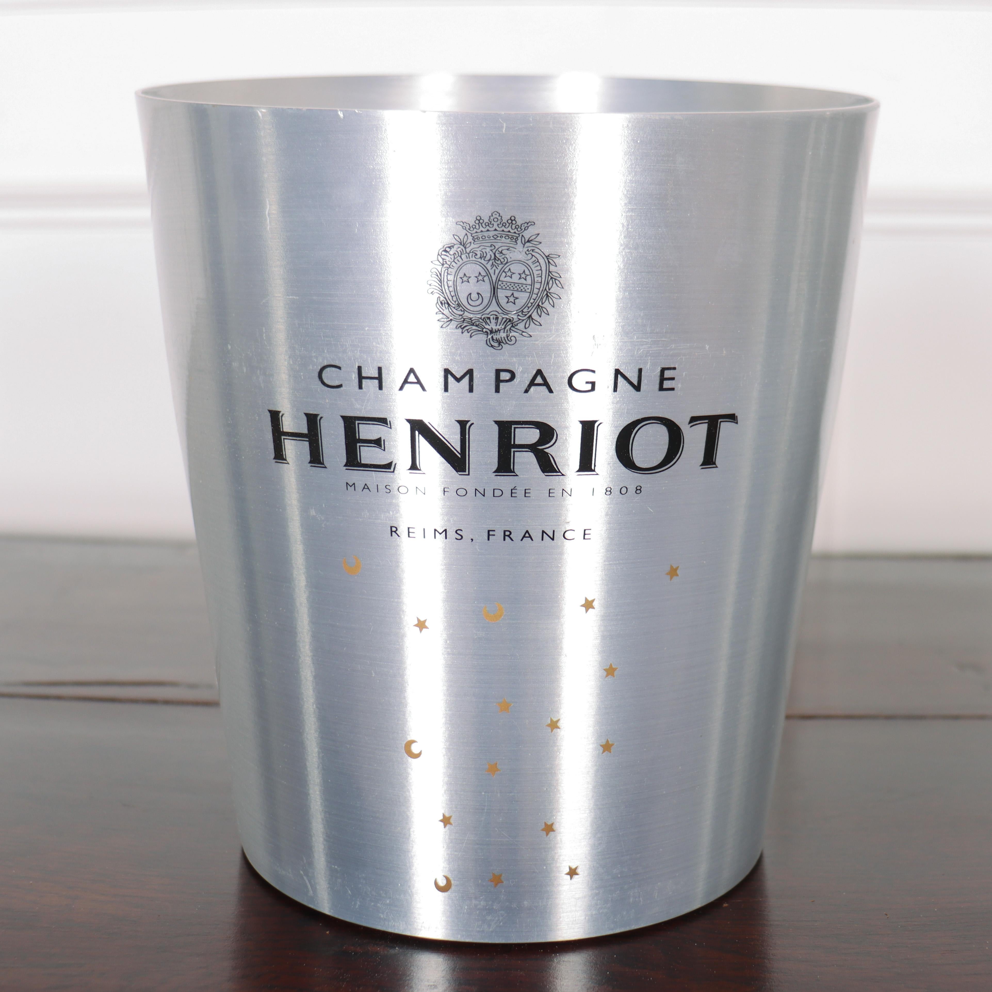 Französischer Champagner-/Weineimer des 20. Jahrhunderts mit Henriot Champagner-Dekor.

Interne Referenz: C


Code: 8739

Abmessungen:
H: 9